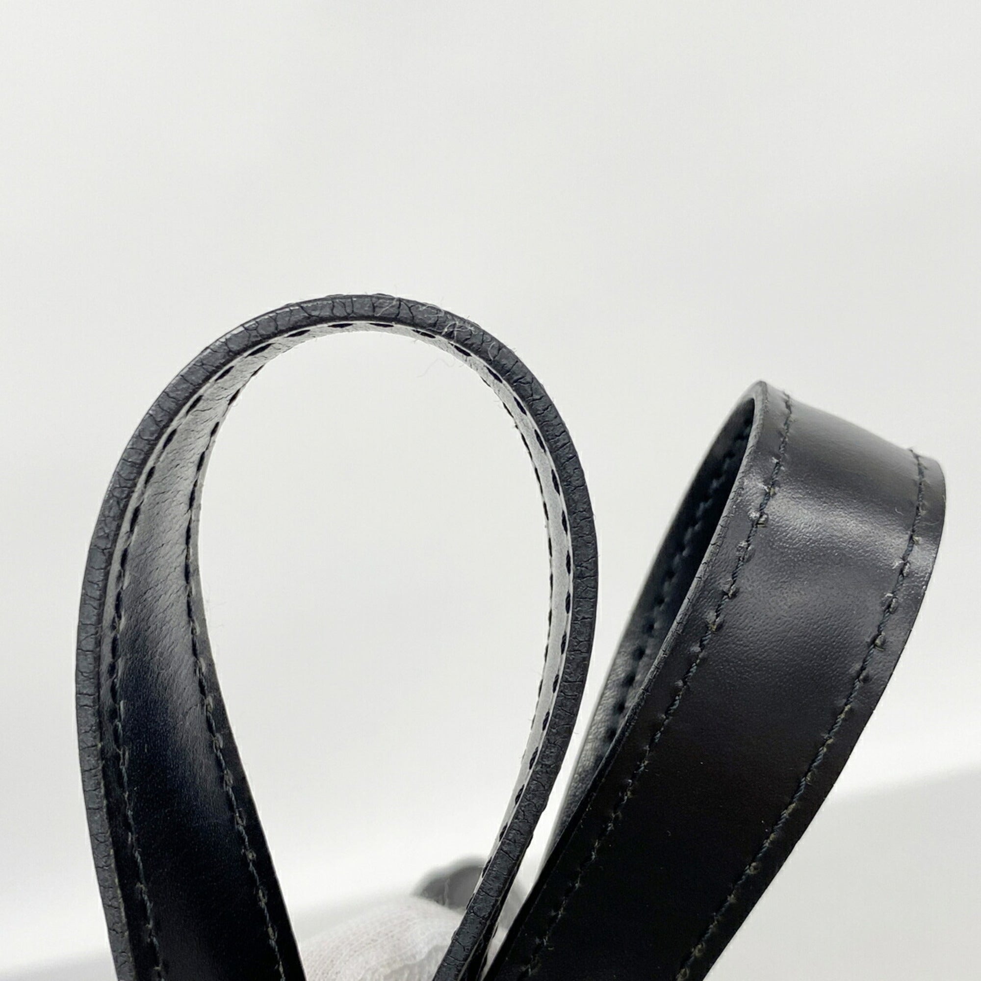 Louis Vuitton Noir Shoulder Bag (Pre-Owned)