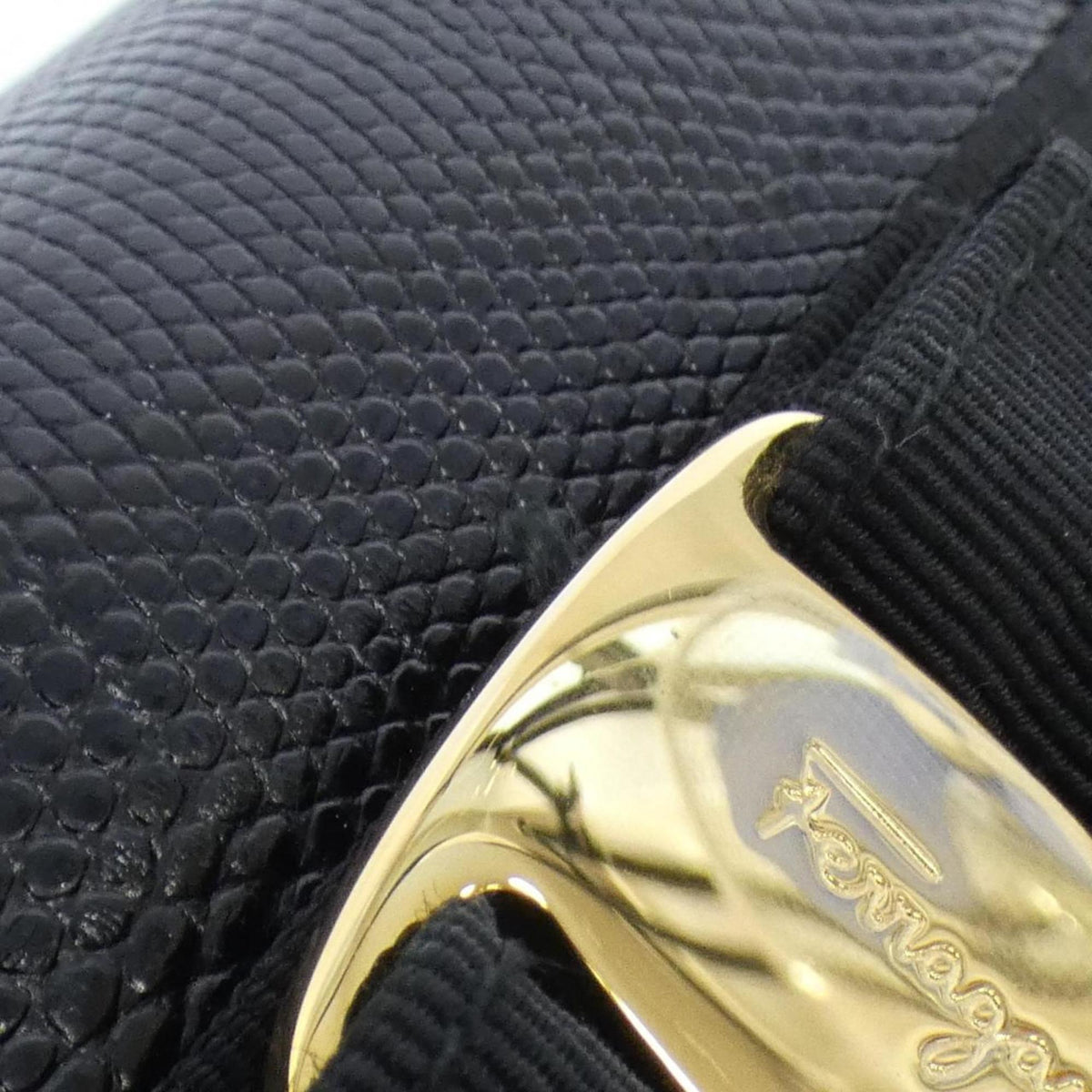 Salvatore Ferragamo Black Leather Shoulder Bag (Pre-Owned)