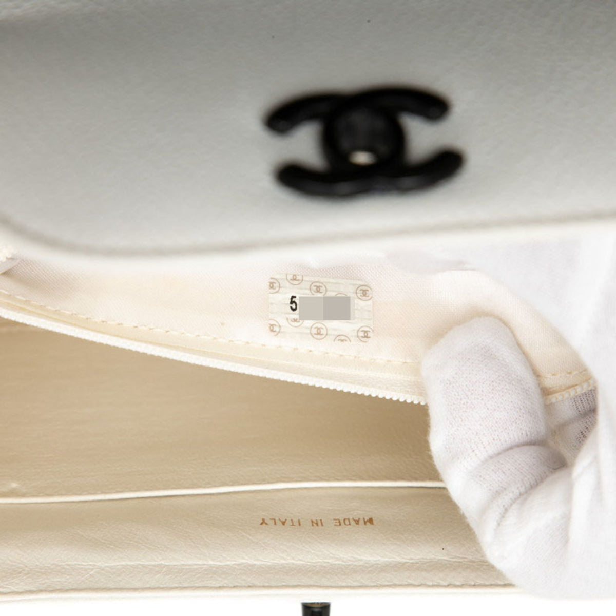 Chanel White Leather Handbag (Pre-Owned)