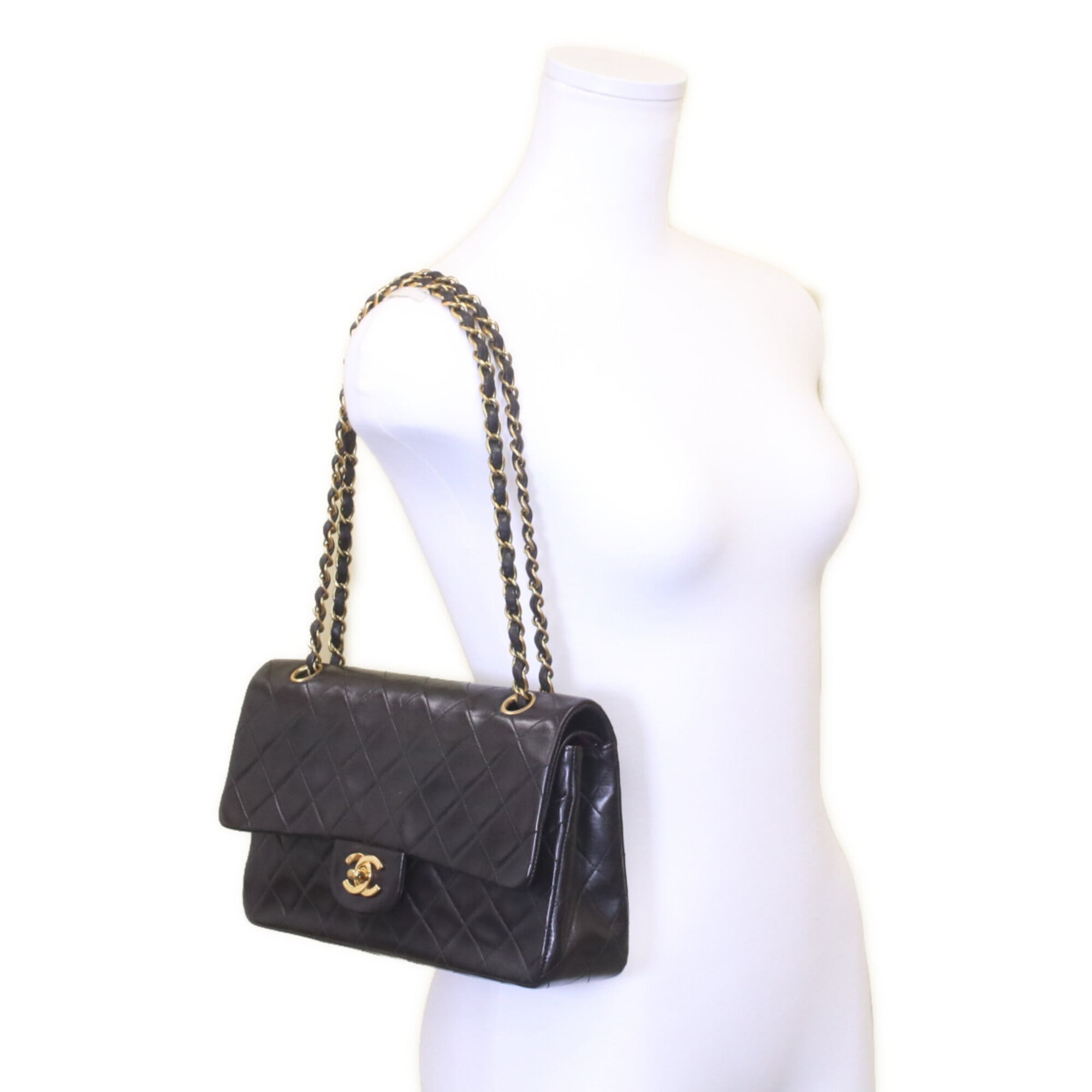 Chanel Black Leather Shoulder Bag (Pre-Owned)