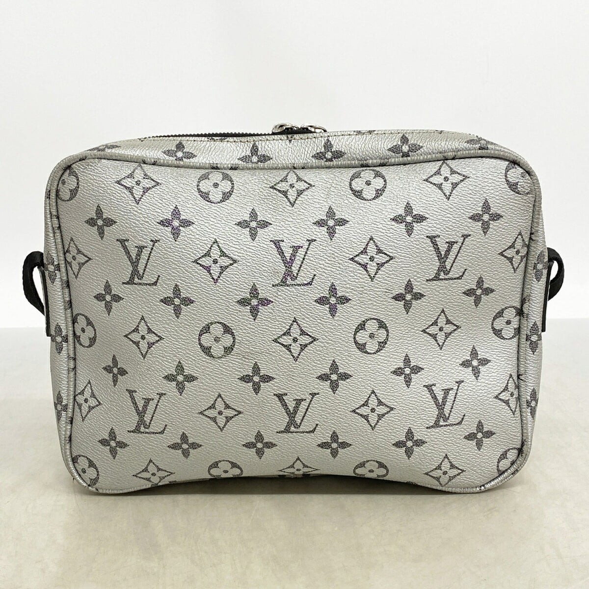 Louis Vuitton Silver Shoulder Bag (Pre-Owned)