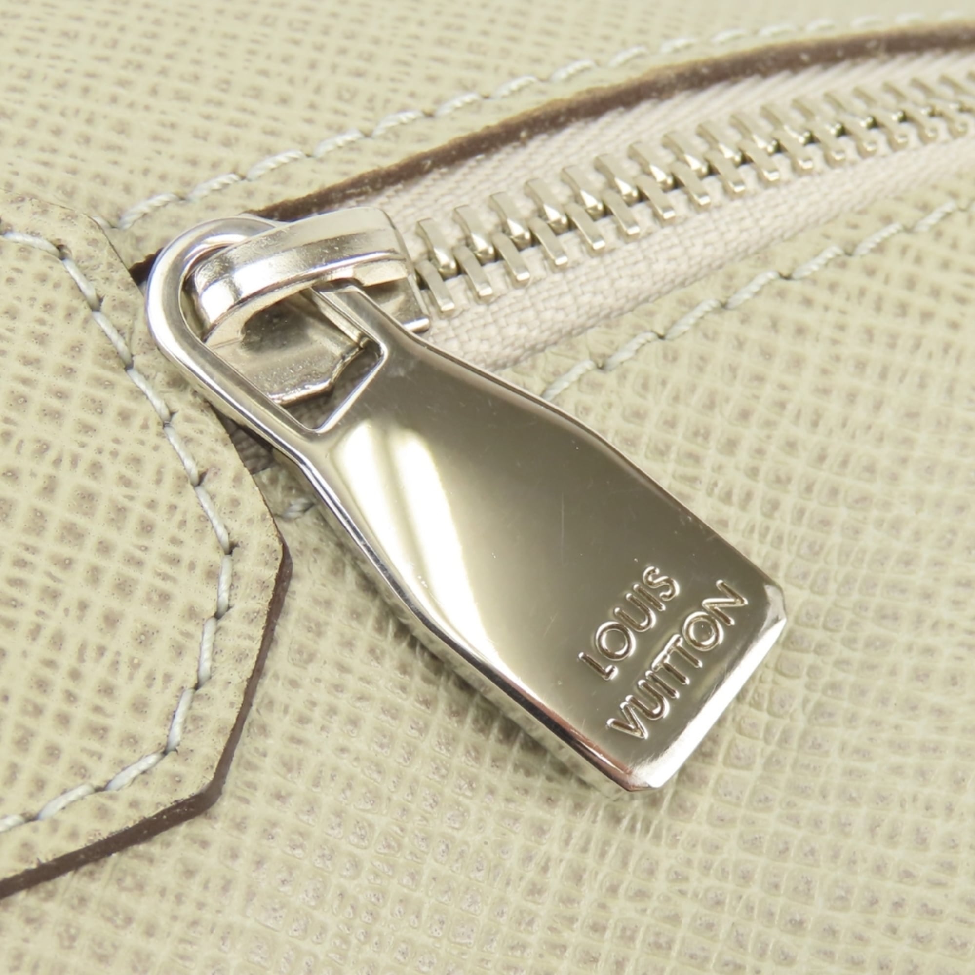 Louis Vuitton Grayish Polaire Taiga Leather Shoulder Bag (Pre-Owned)