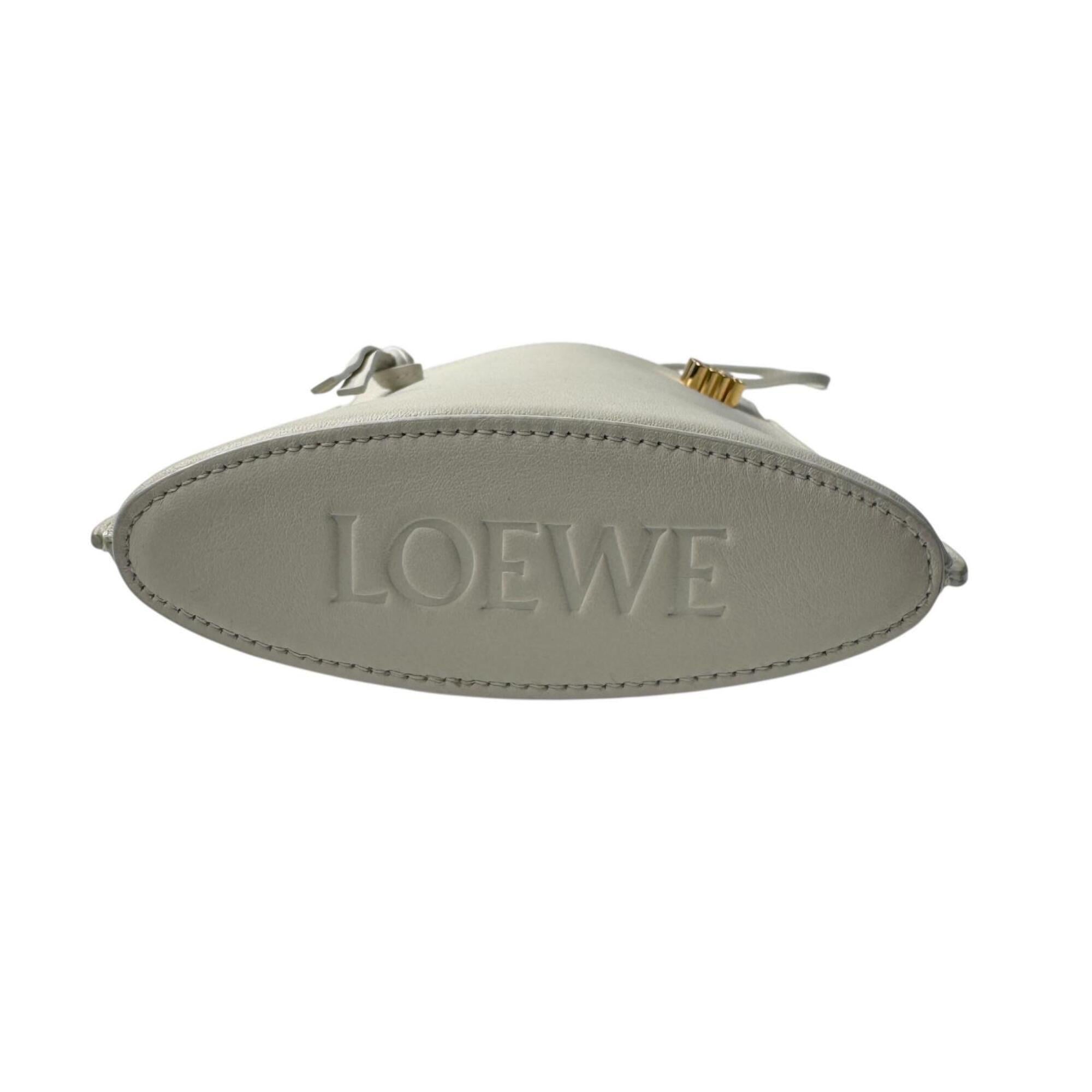 Loewe White Leather Shoulder Bag (Pre-Owned)