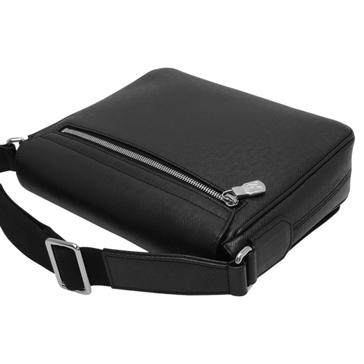 Louis Vuitton Black Taiga Leather Shoulder Bag (Pre-Owned)