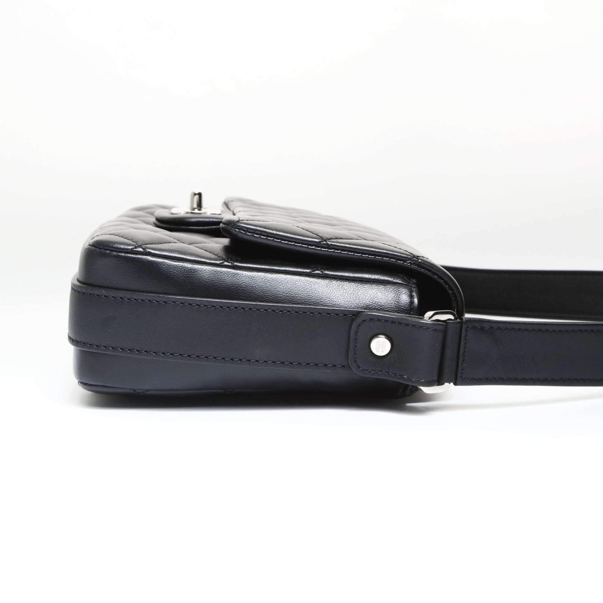 Chanel Matelasse Black Leather Shoulder Bag (Pre-Owned)
