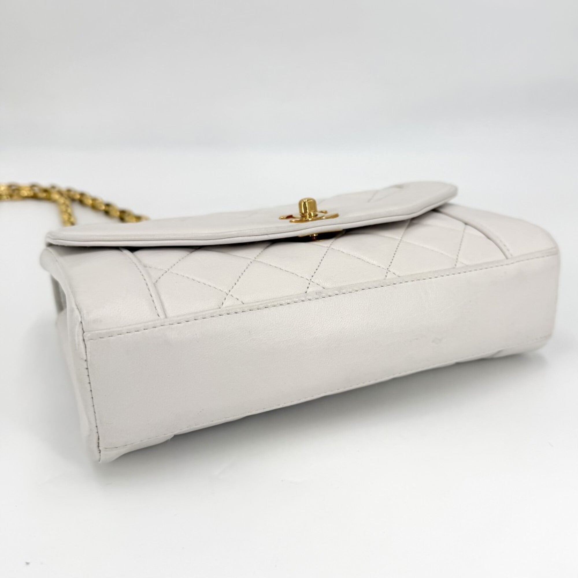 Chanel White Leather Shoulder Bag (Pre-Owned)