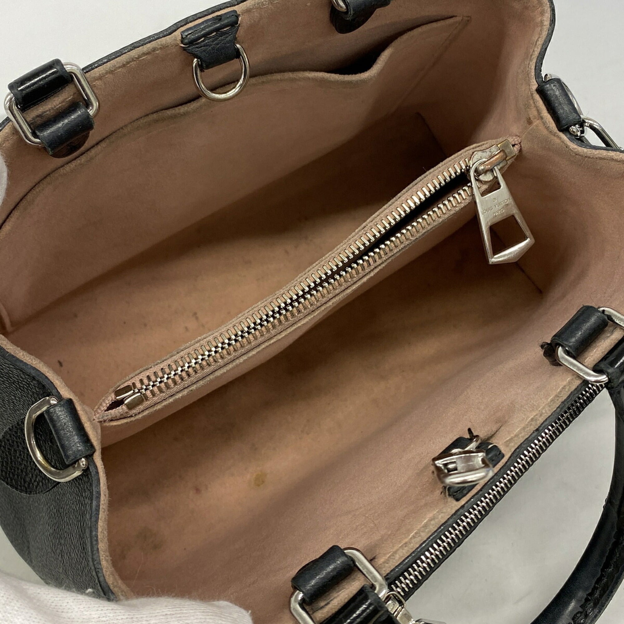 Louis Vuitton Noir Handbag (Pre-Owned)