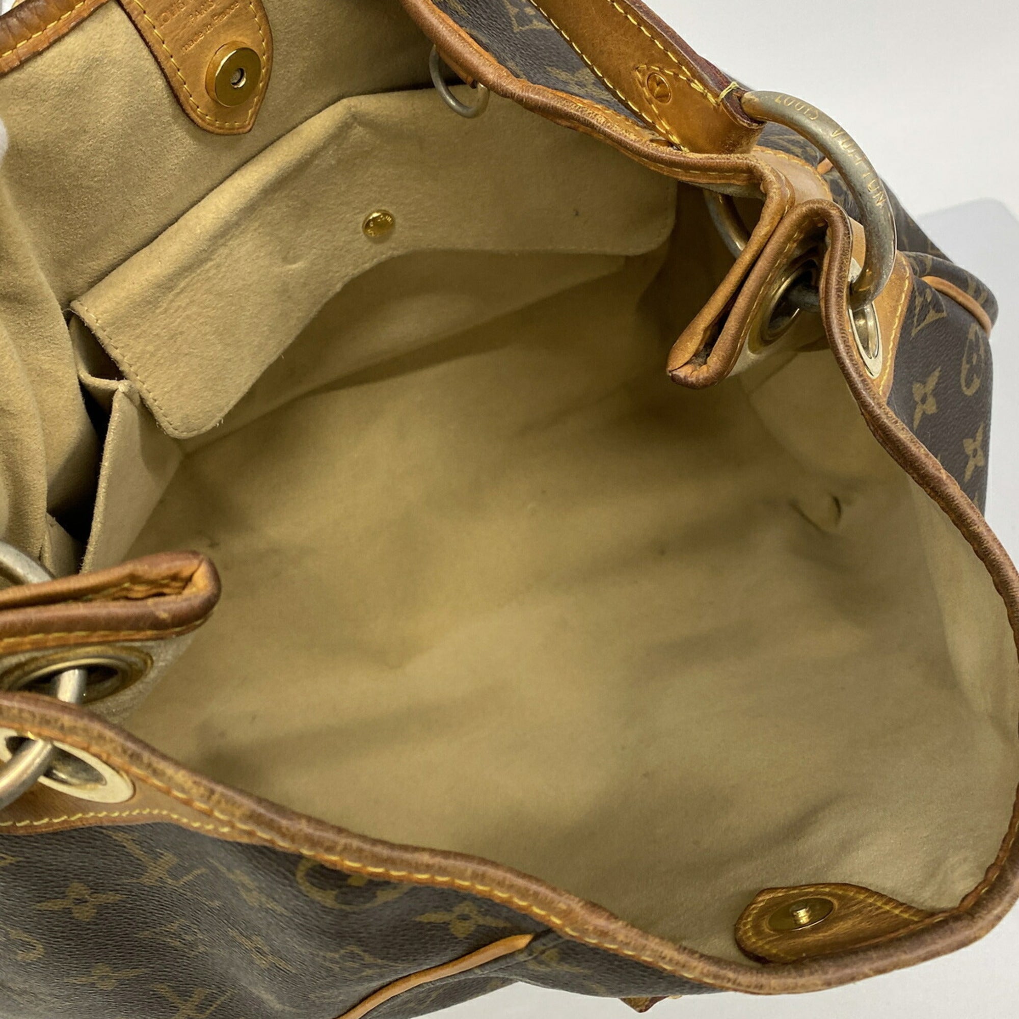 Louis Vuitton Brown Shoulder Bag (Pre-Owned)