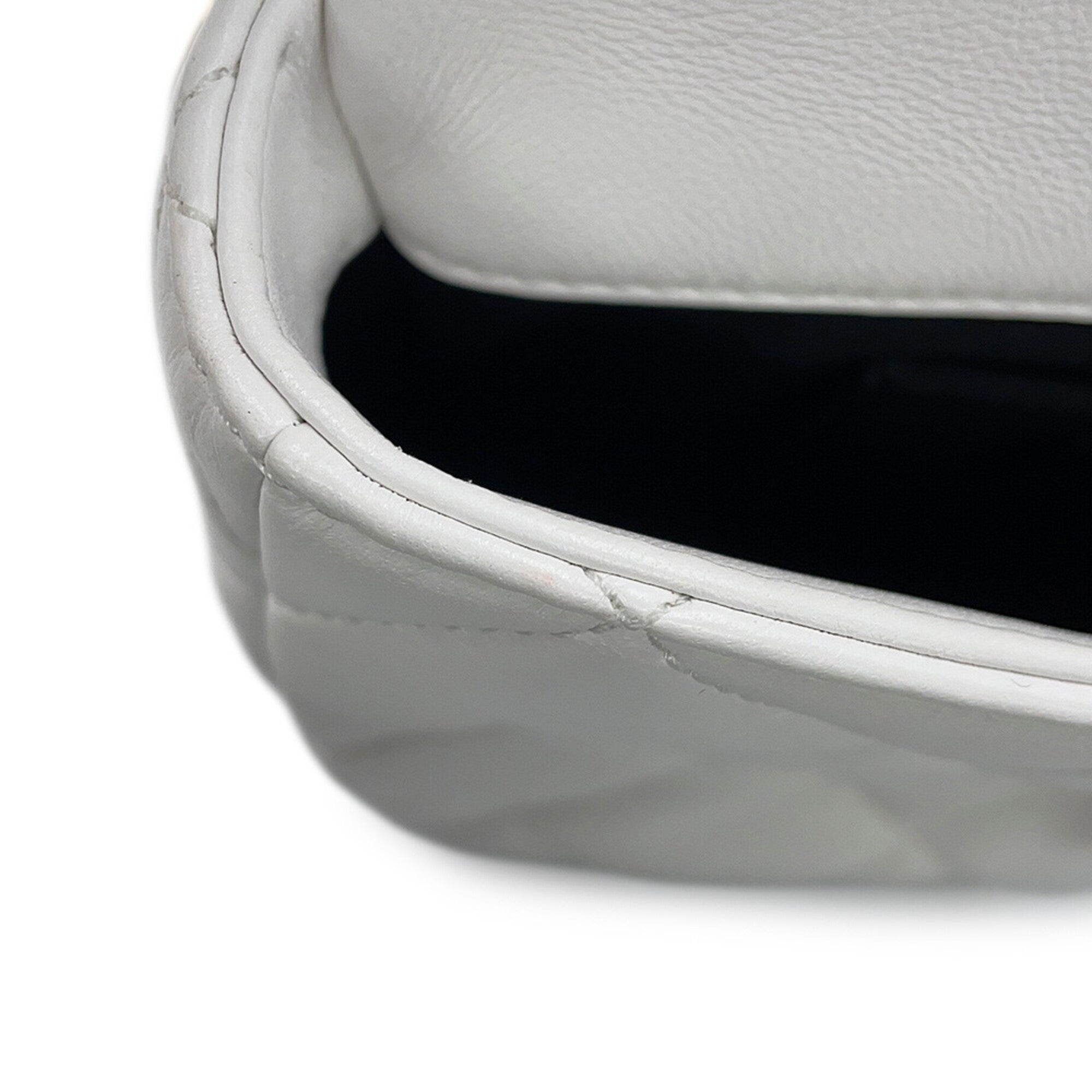 Chanel Matelasse White Leather Handbag Shoulder Bag (Pre-Owned)