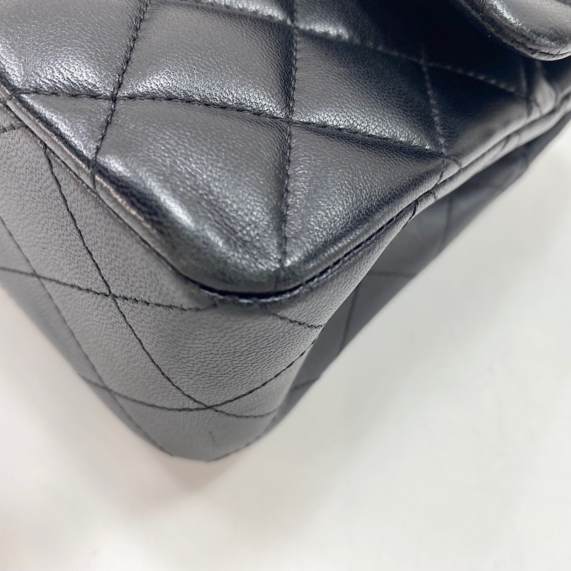 Chanel Black Shoulder Bag (Pre-Owned)