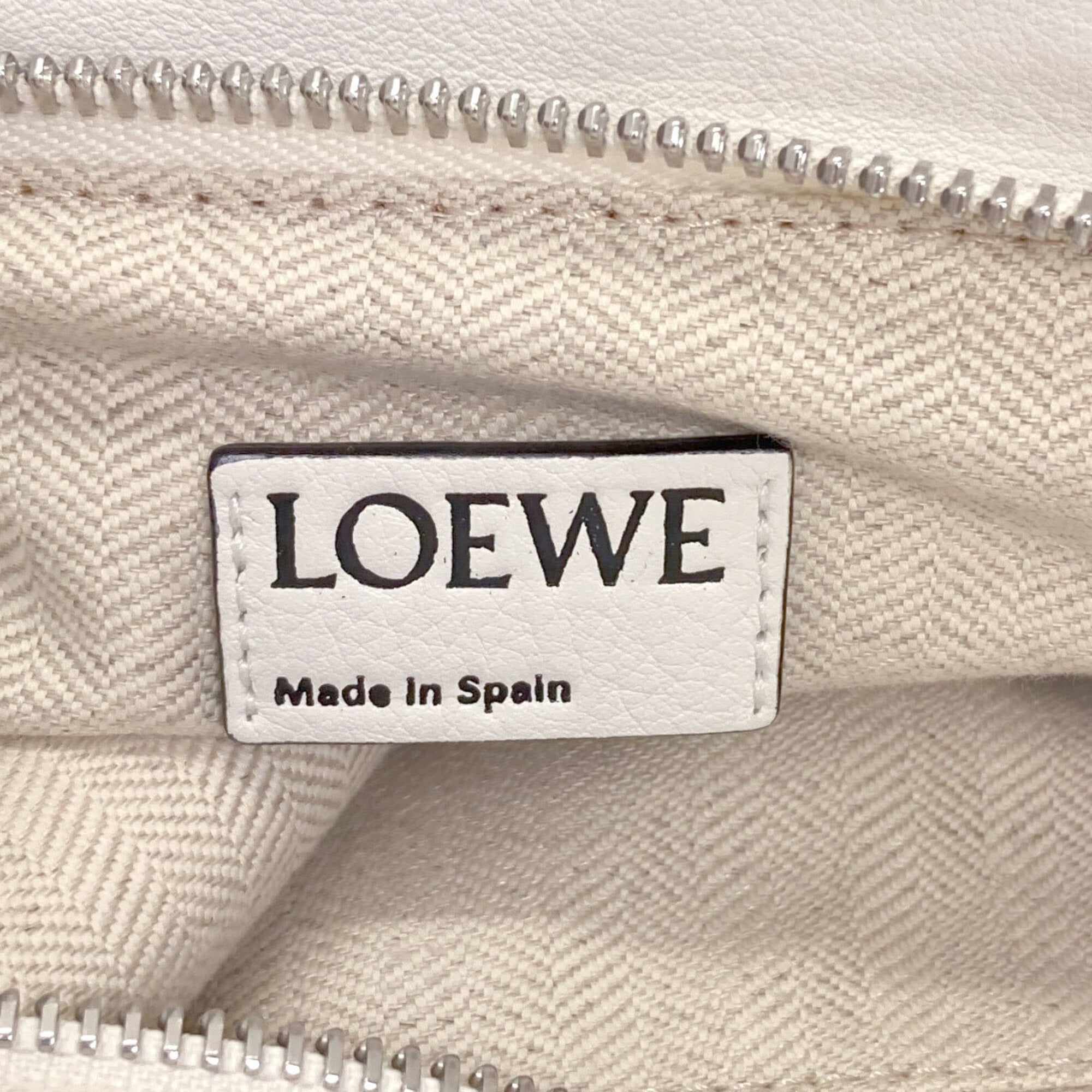 Loewe Puzzle White Leather Handbag (Pre-Owned)