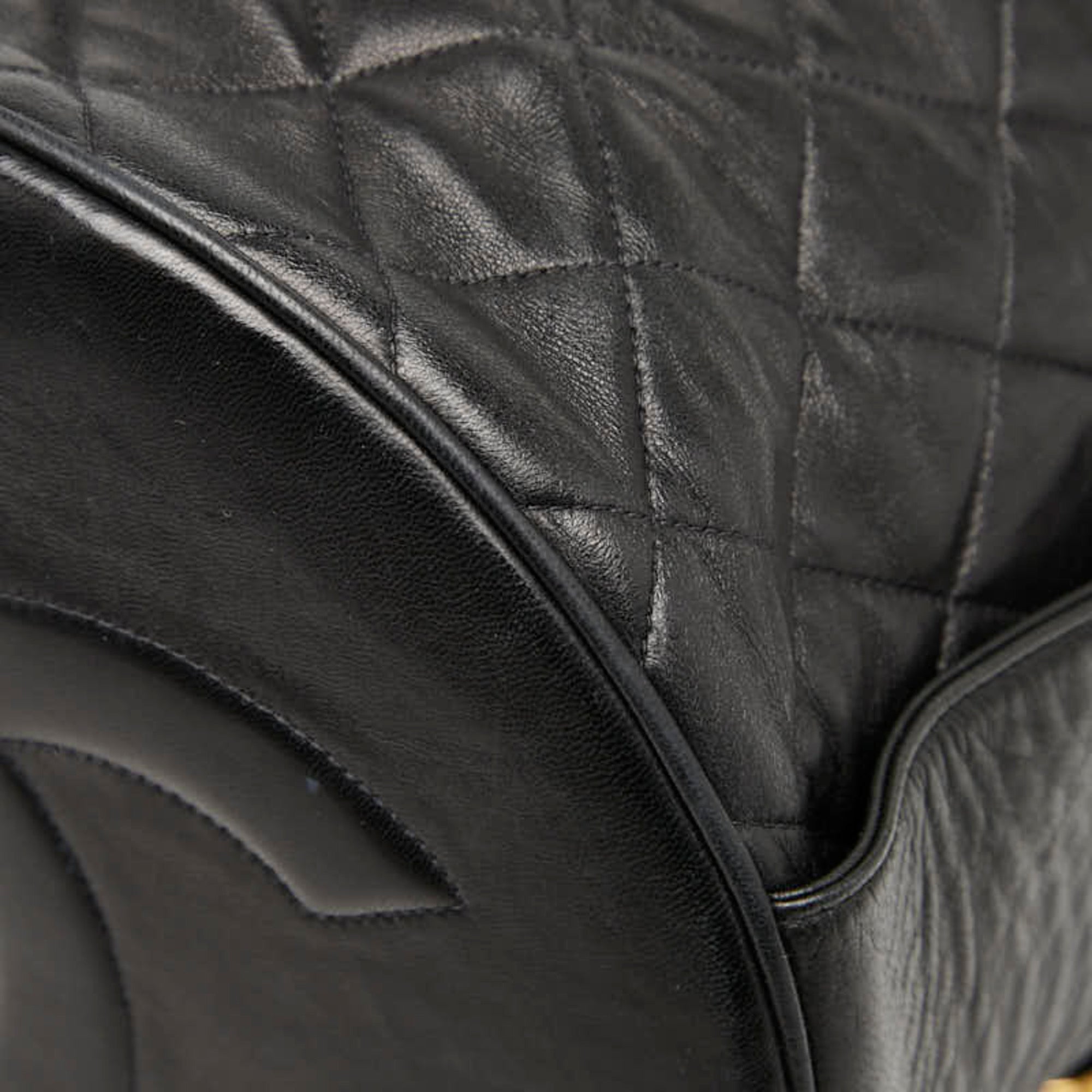 Chanel Matelasse Black Leather Shoulder Bag (Pre-Owned)