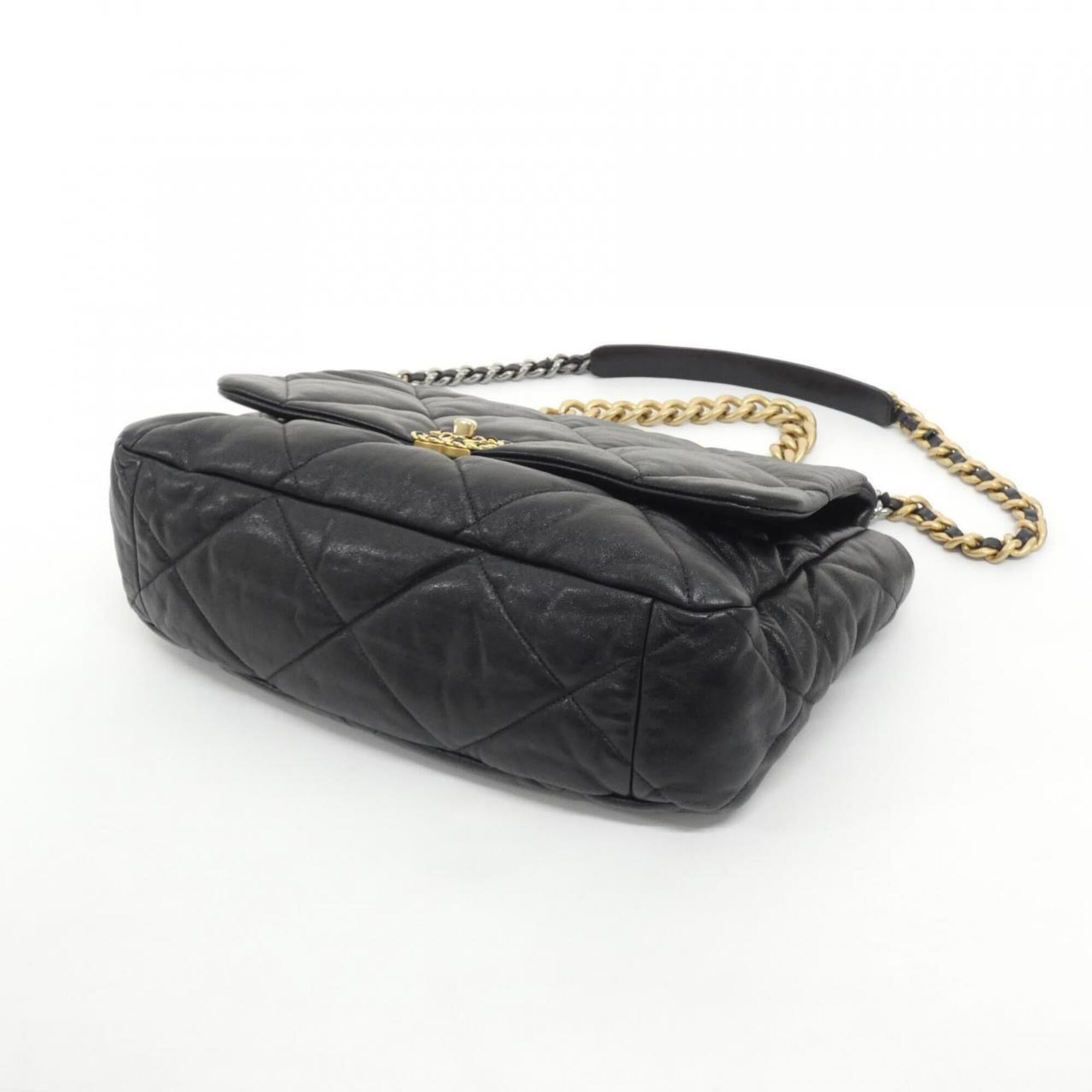 Chanel Black Leather Shoulder Bag (Pre-Owned)