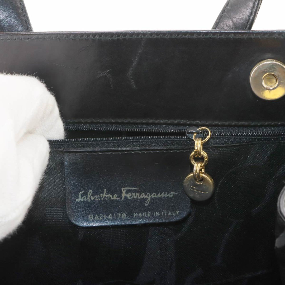 Salvatore Ferragamo Vara Black Leather Handbag Shoulder Bag (Pre-Owned)