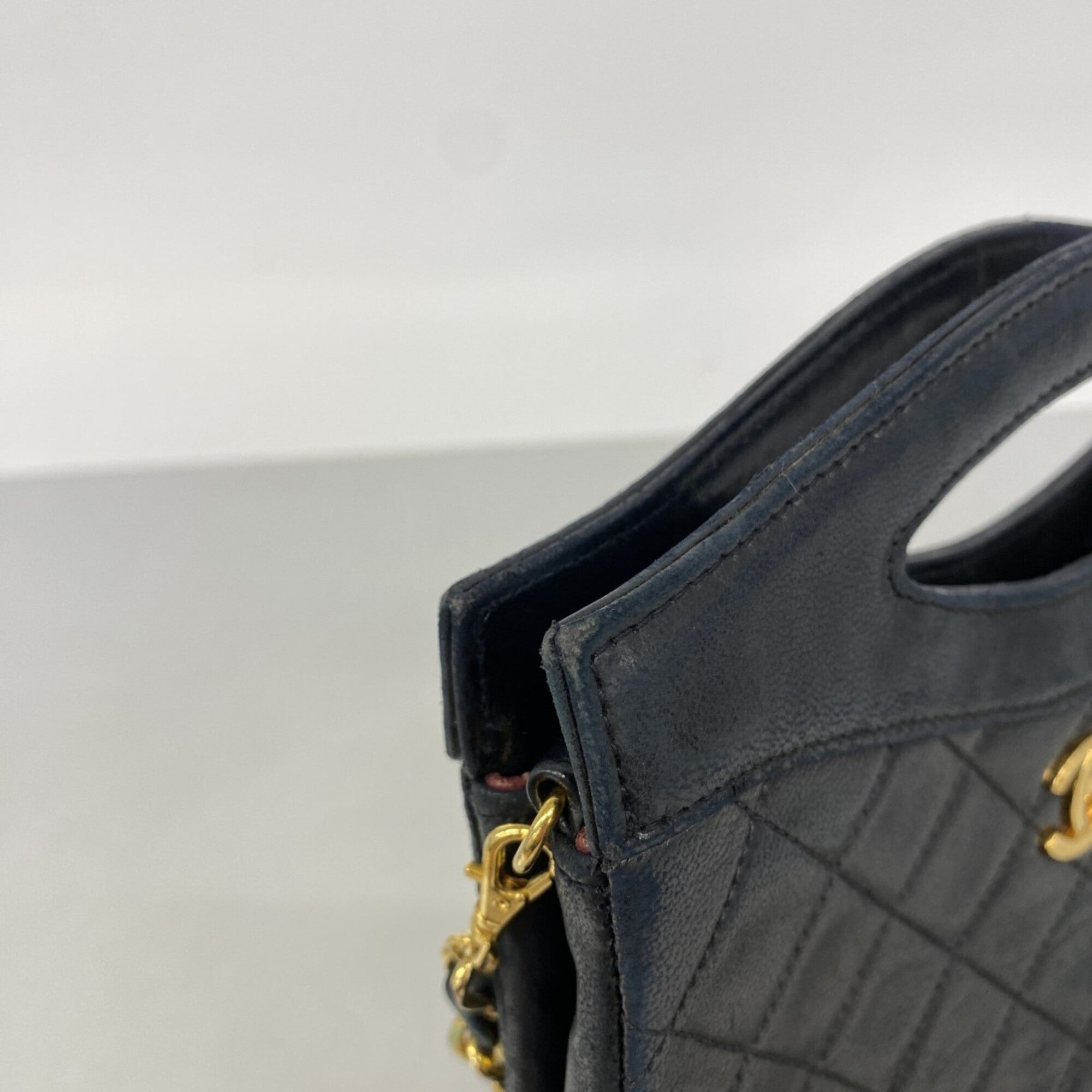 Chanel Black Leather Handbag (Pre-Owned)