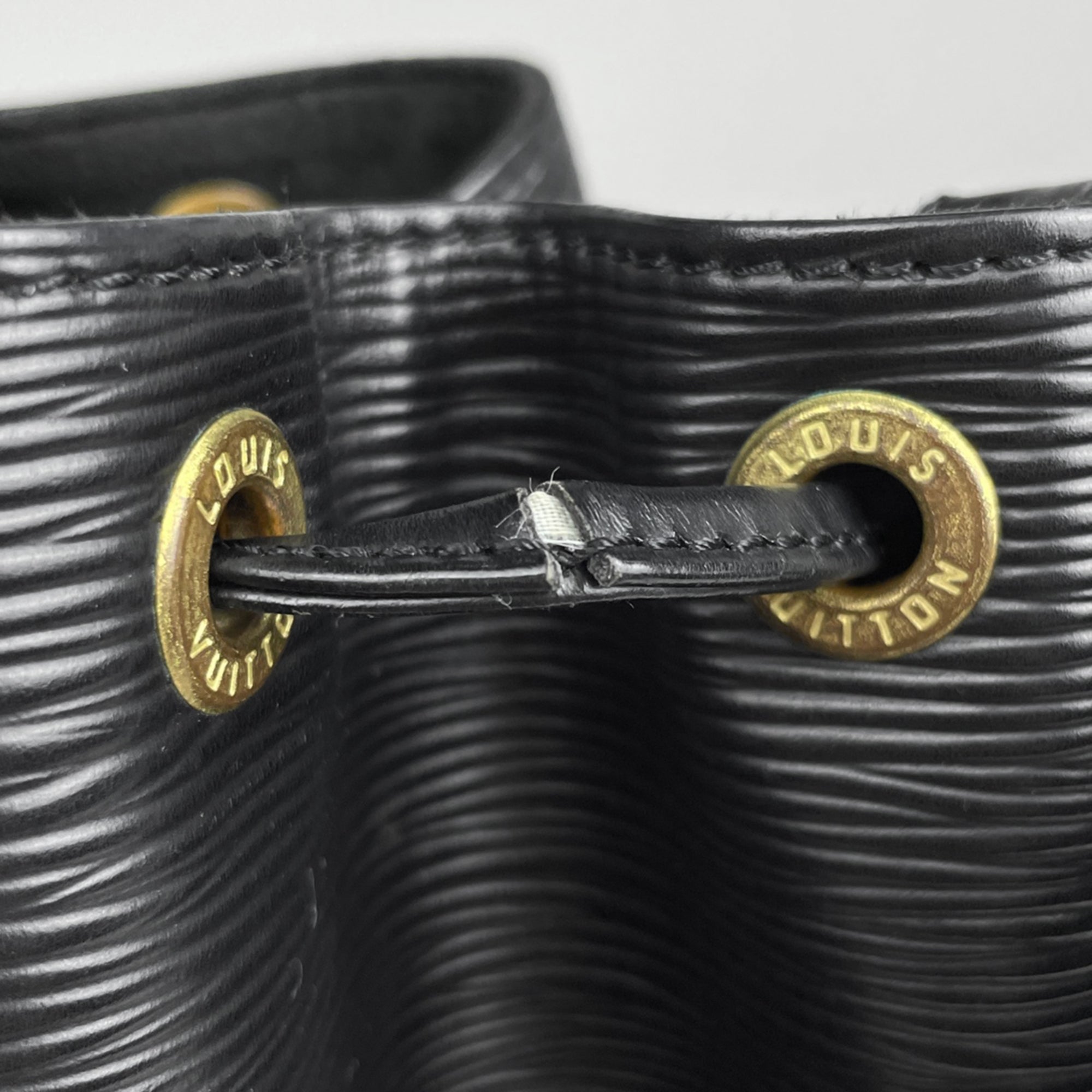 Louis Vuitton Black Noir Epi Leather Shoulder Bag (Pre-Owned)