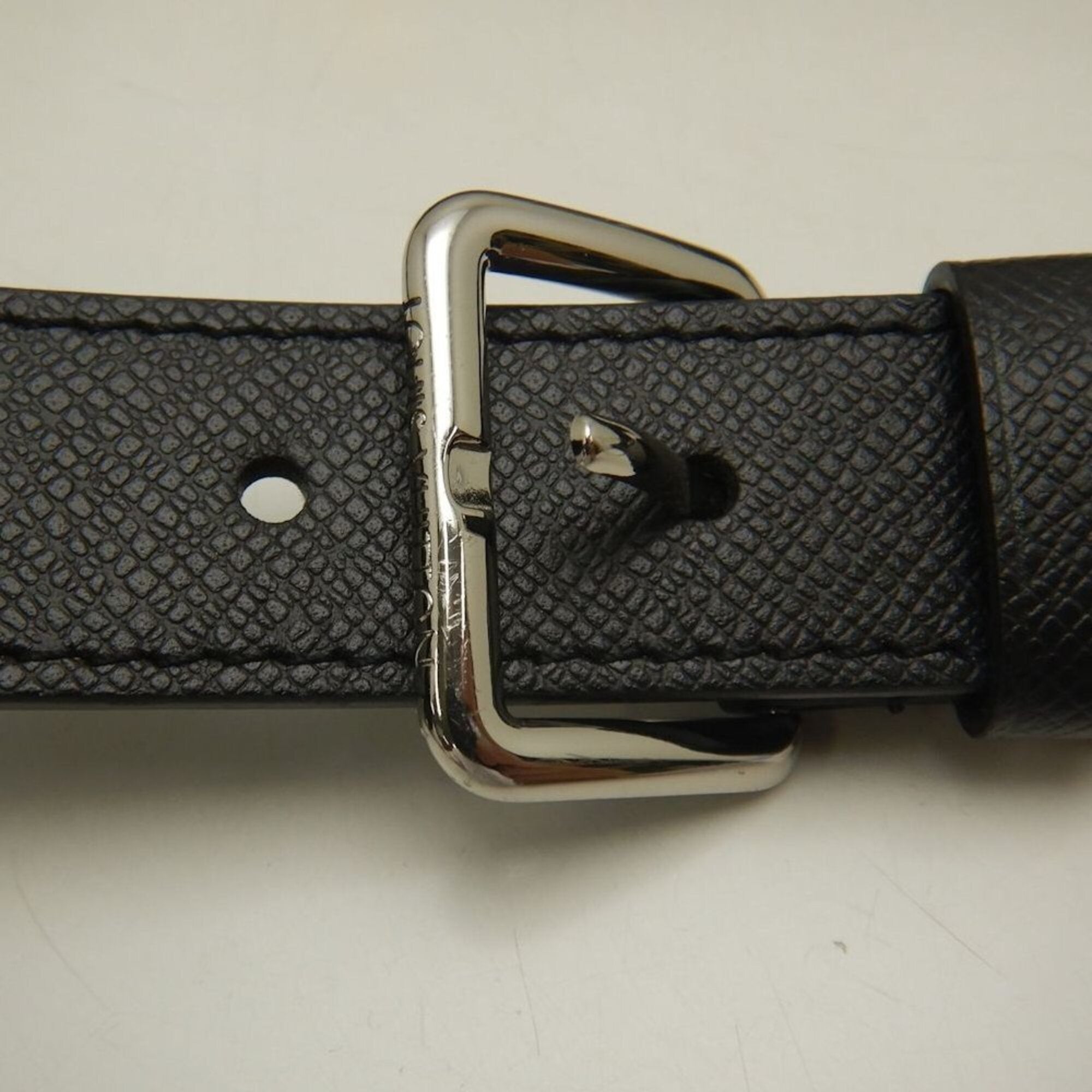 Louis Vuitton Noir Taiga Leather Shoulder Bag (Pre-Owned)