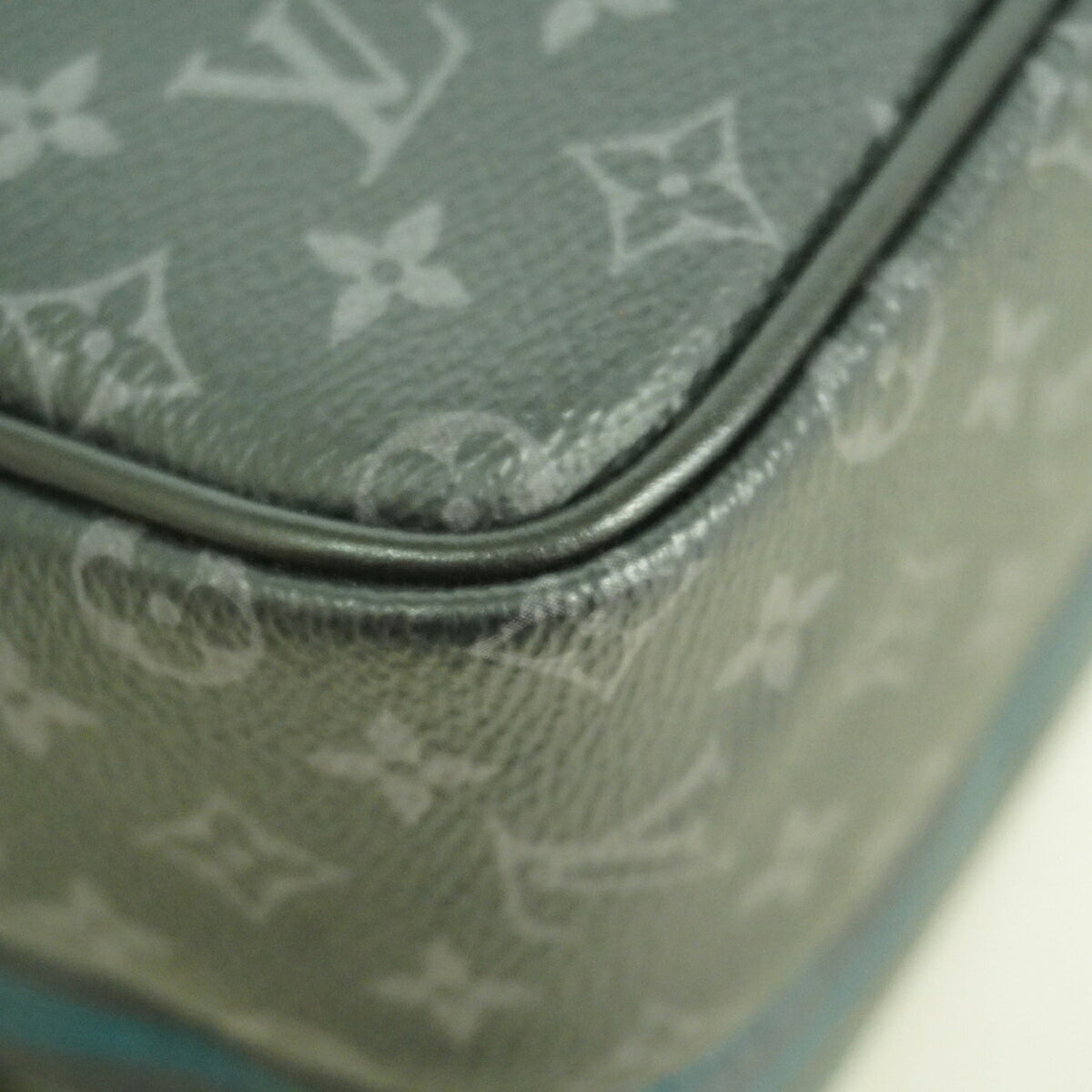 Louis Vuitton Black Handbag (Pre-Owned)