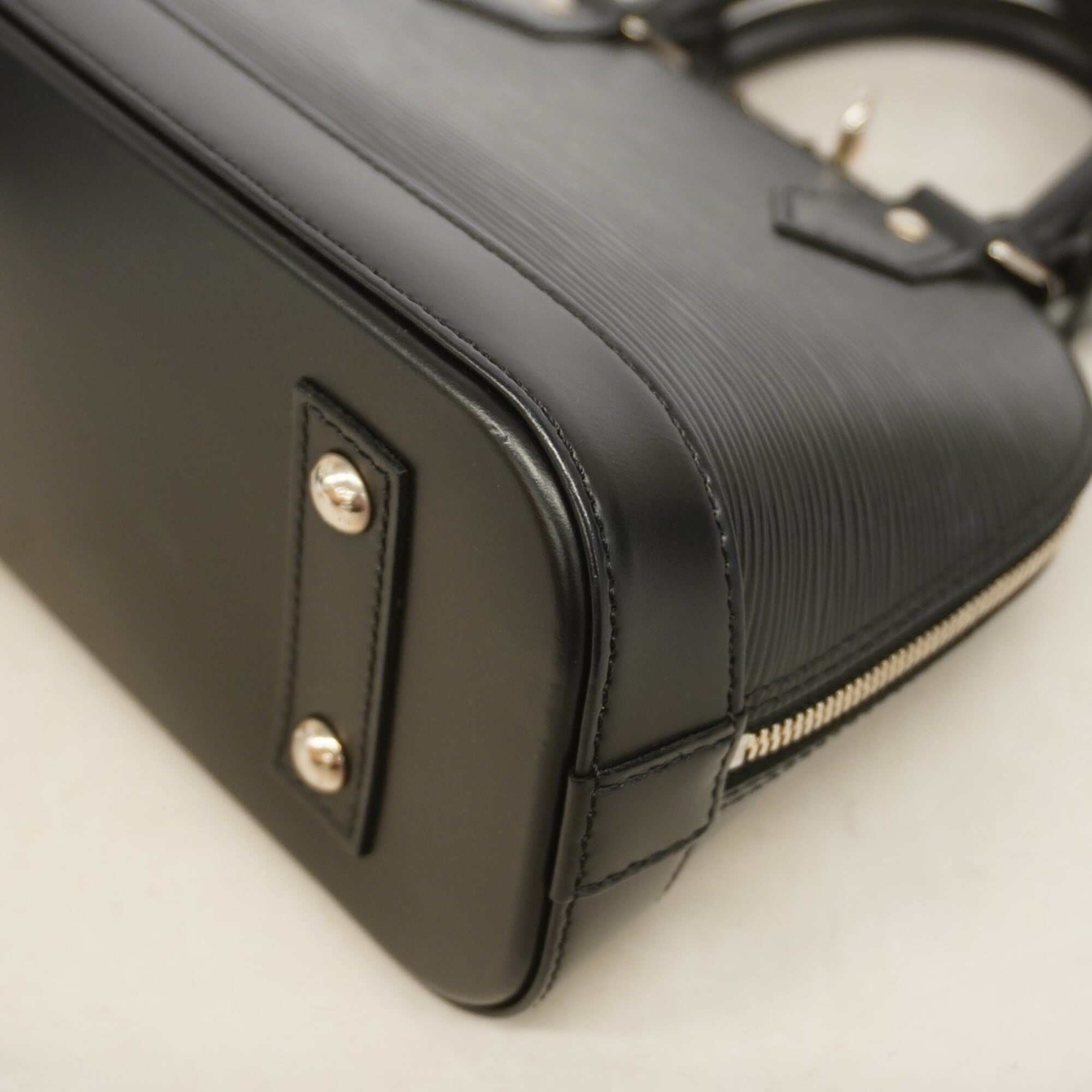 Louis Vuitton Noir Handbag (Pre-Owned)