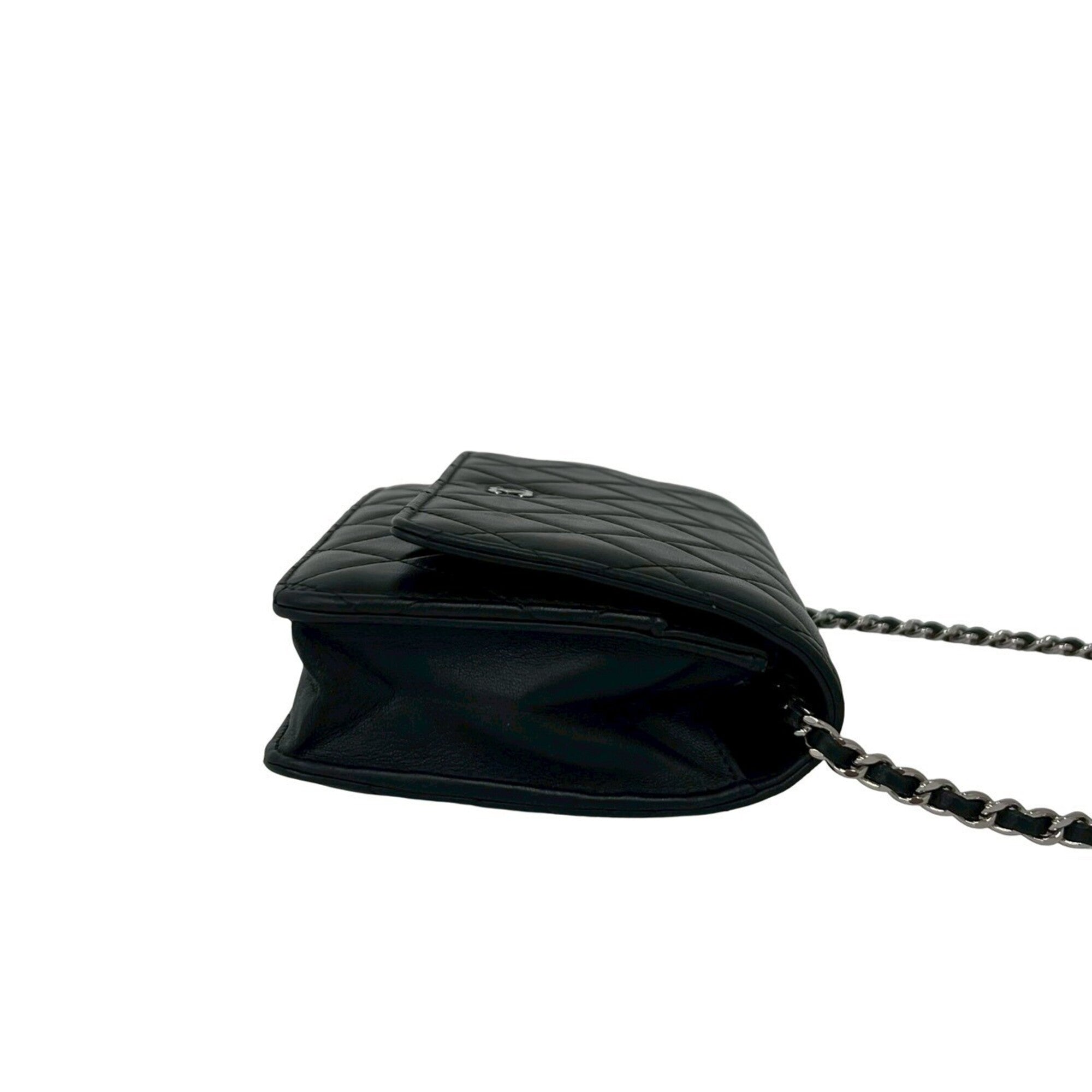 Chanel Black Leather Pochette Shoulder Bag (Pre-Owned)