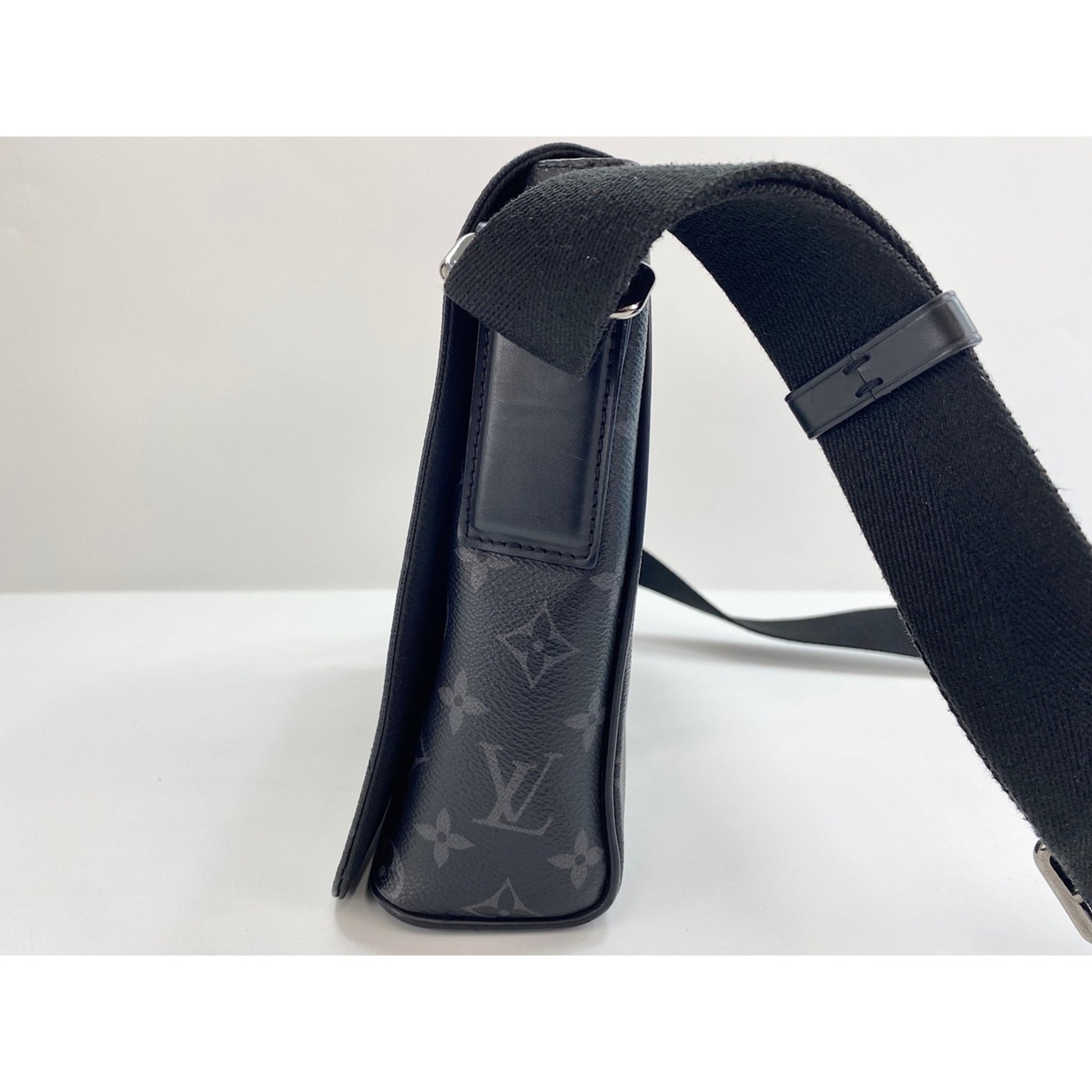 Louis Vuitton Black Shoulder Bag (Pre-Owned)