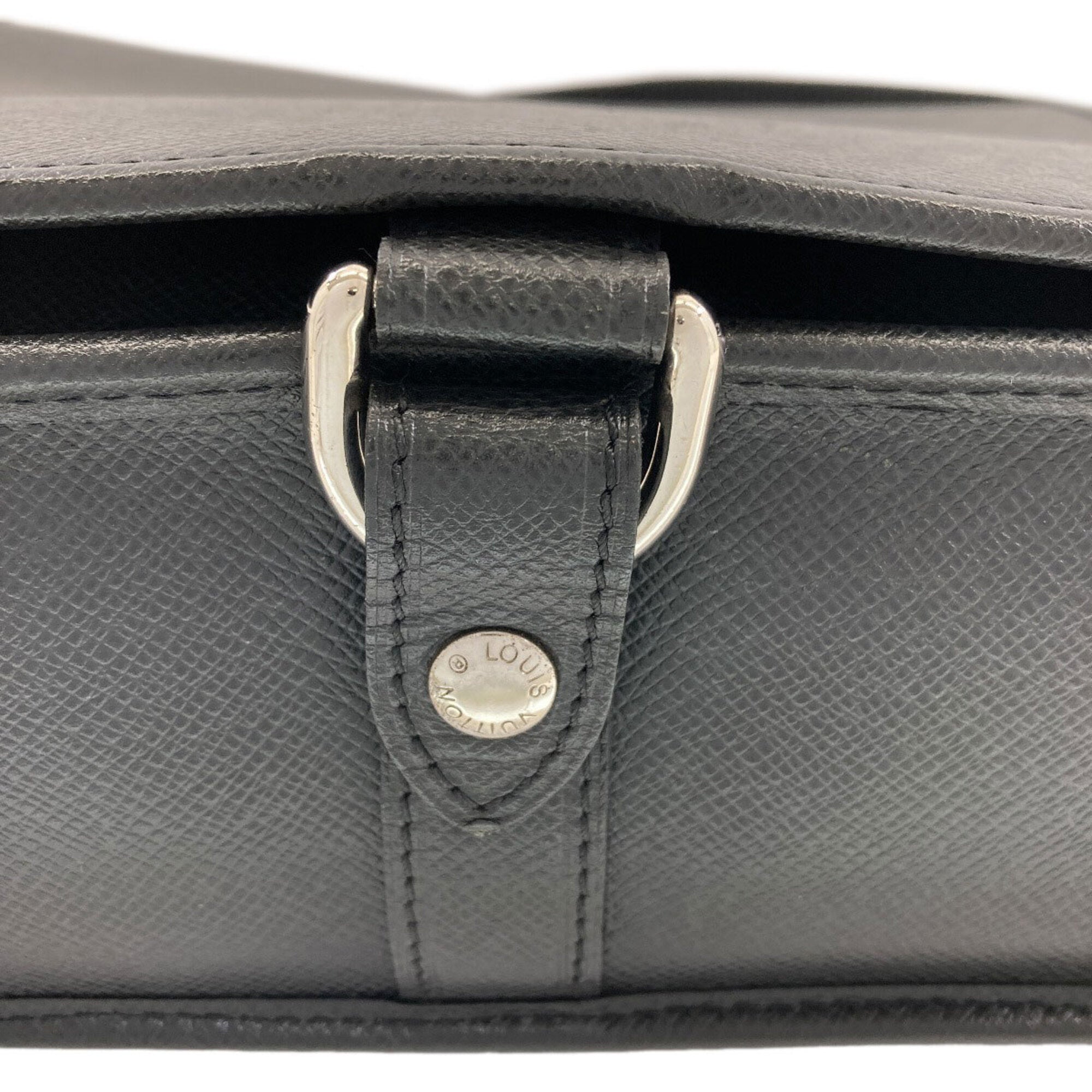 Louis Vuitton Ardoise Taiga Leather Shoulder Bag (Pre-Owned)