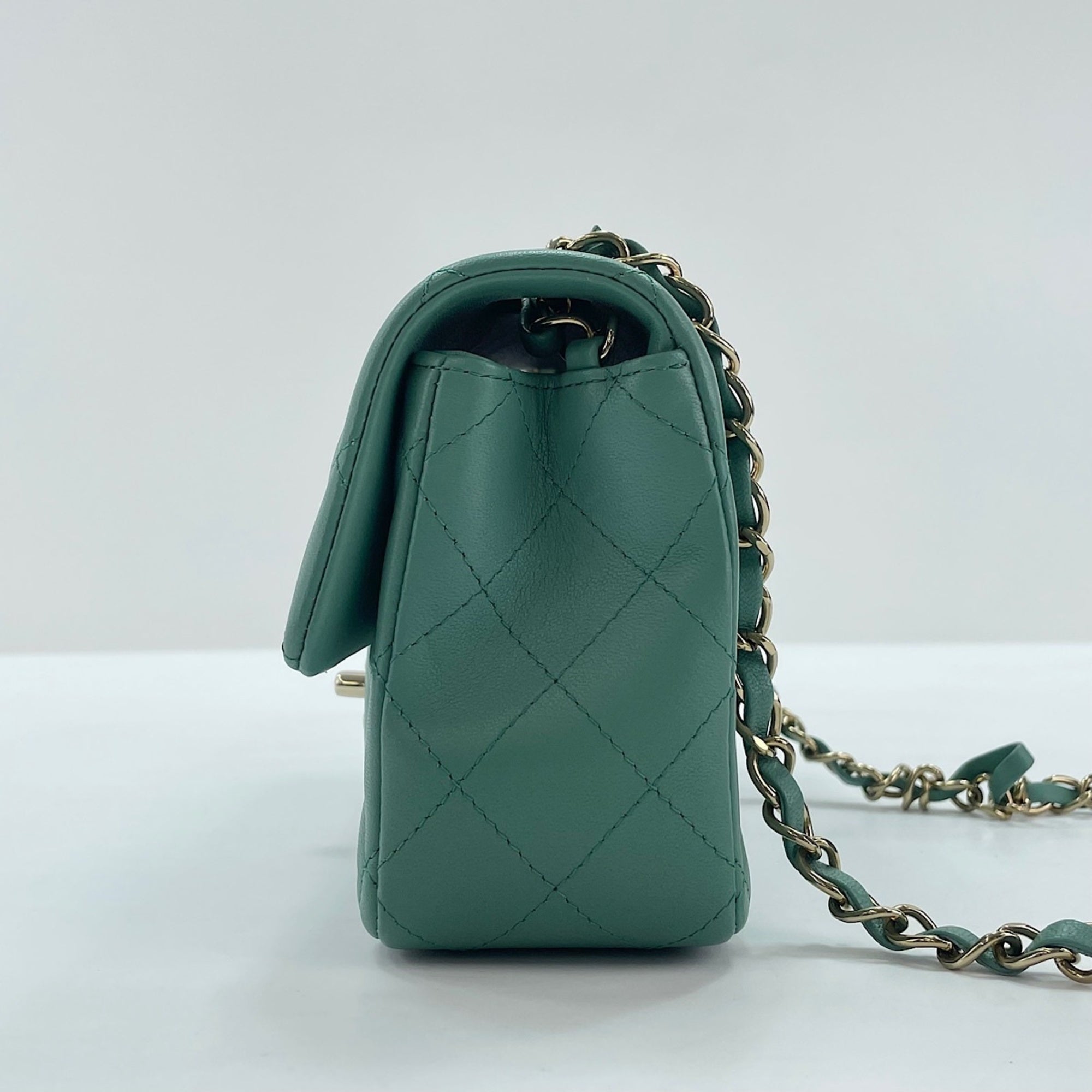 Chanel Green Shoulder Bag (Pre-Owned)