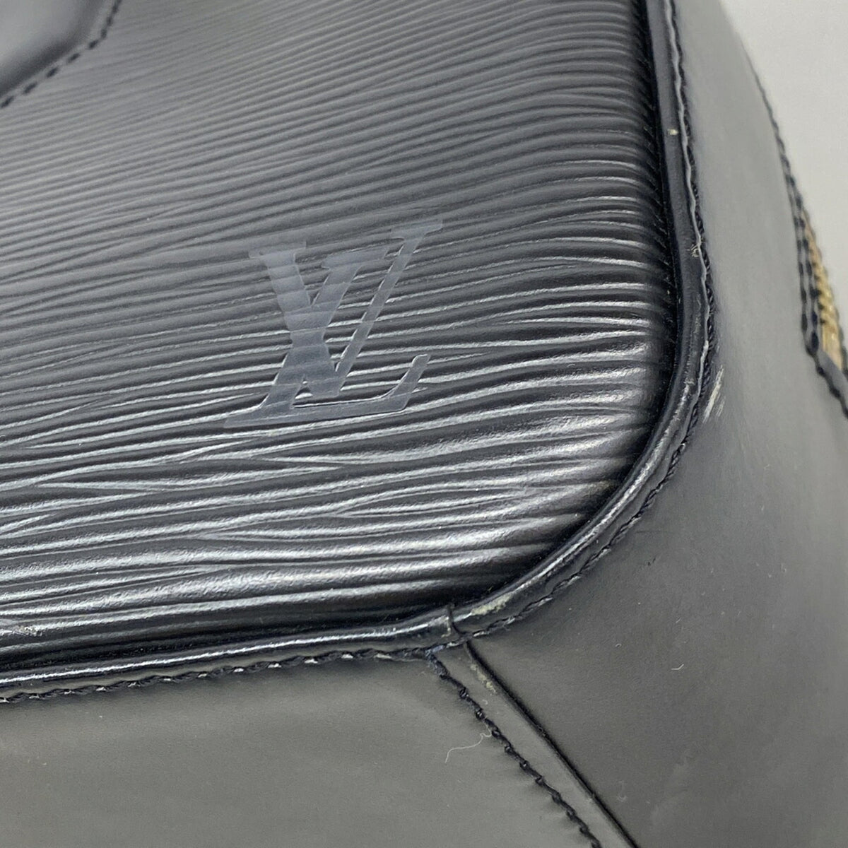 Louis Vuitton Noir Handbag (Pre-Owned)