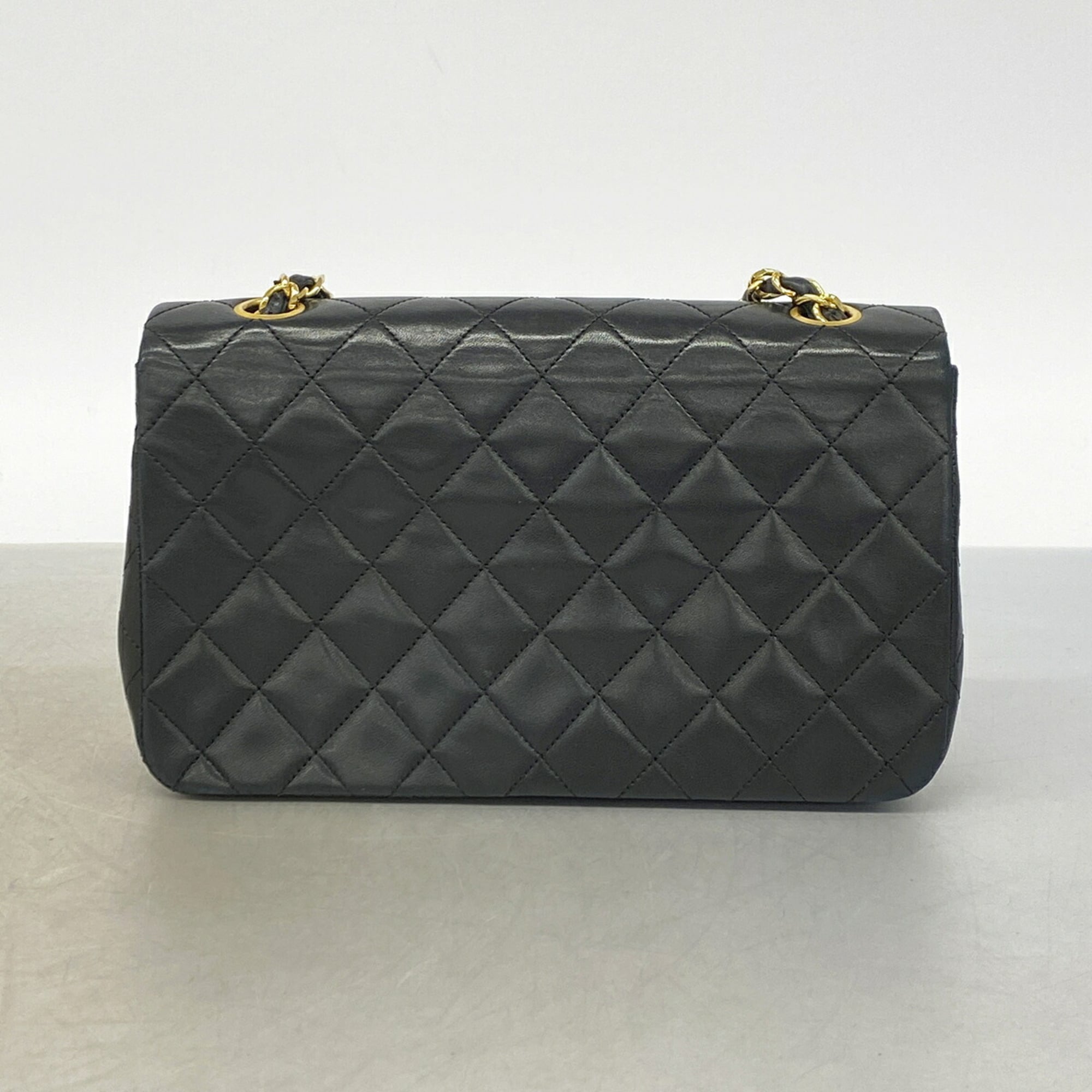 Chanel Black Leather Shoulder Bag (Pre-Owned)