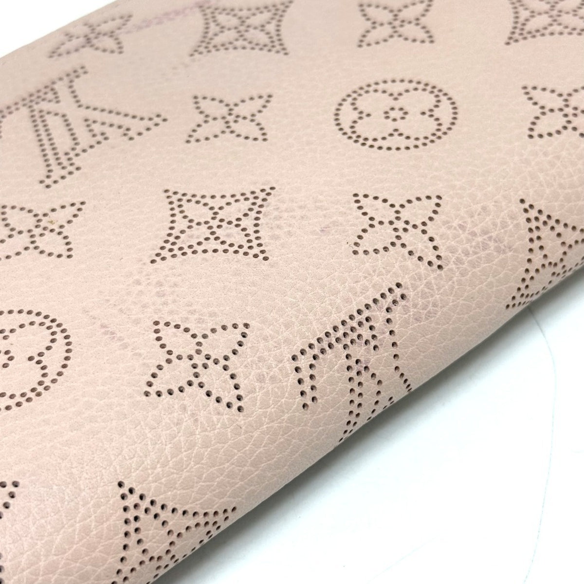 Louis Vuitton Mahina Magnolia Mahina Leather Long Wallet (Bi-Fold) (Pre-Owned)