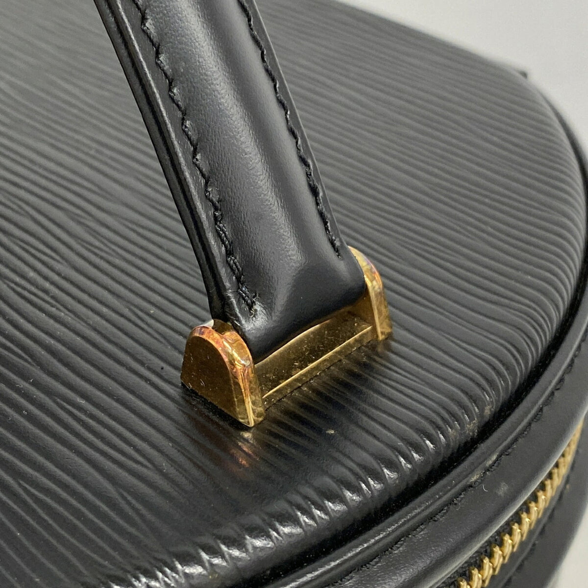 Louis Vuitton Noir Handbag (Pre-Owned)