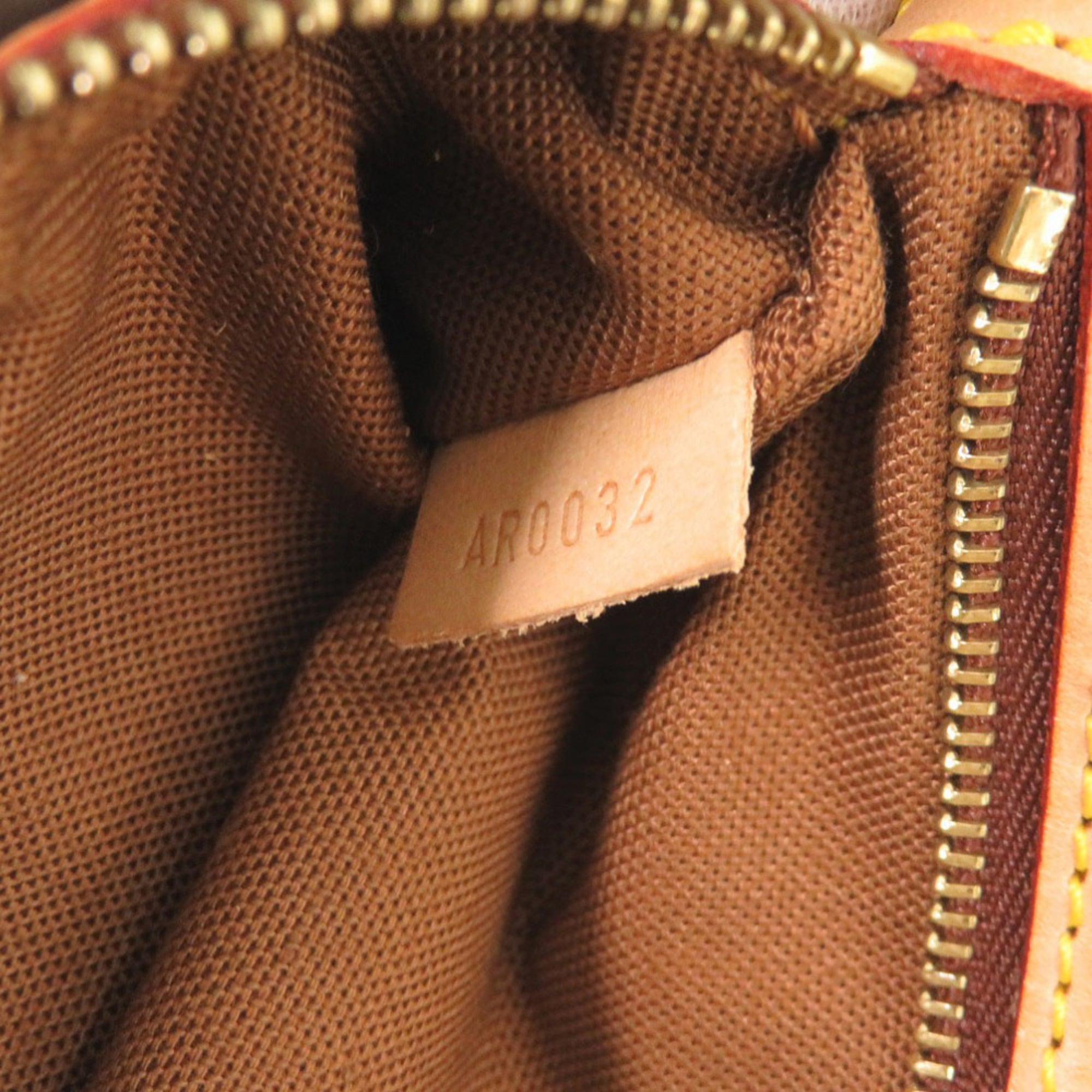 Louis Vuitton Brown Monogram Monogram Shoulder Bag (Pre-Owned)