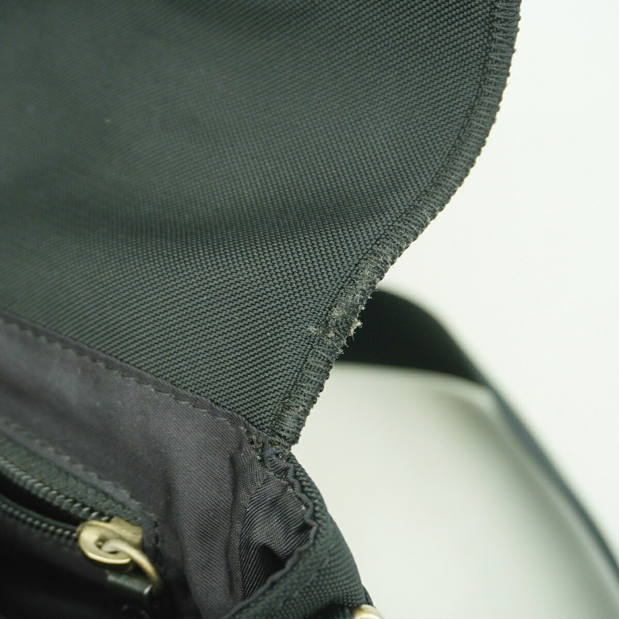 Chanel Black Leather Felt Handbag (Pre-Owned)