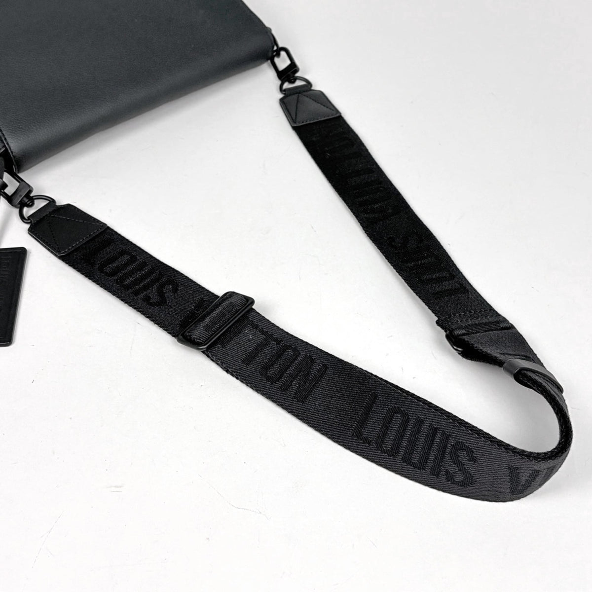 Louis Vuitton Black Noir Leather Shoulder Bag (Pre-Owned)