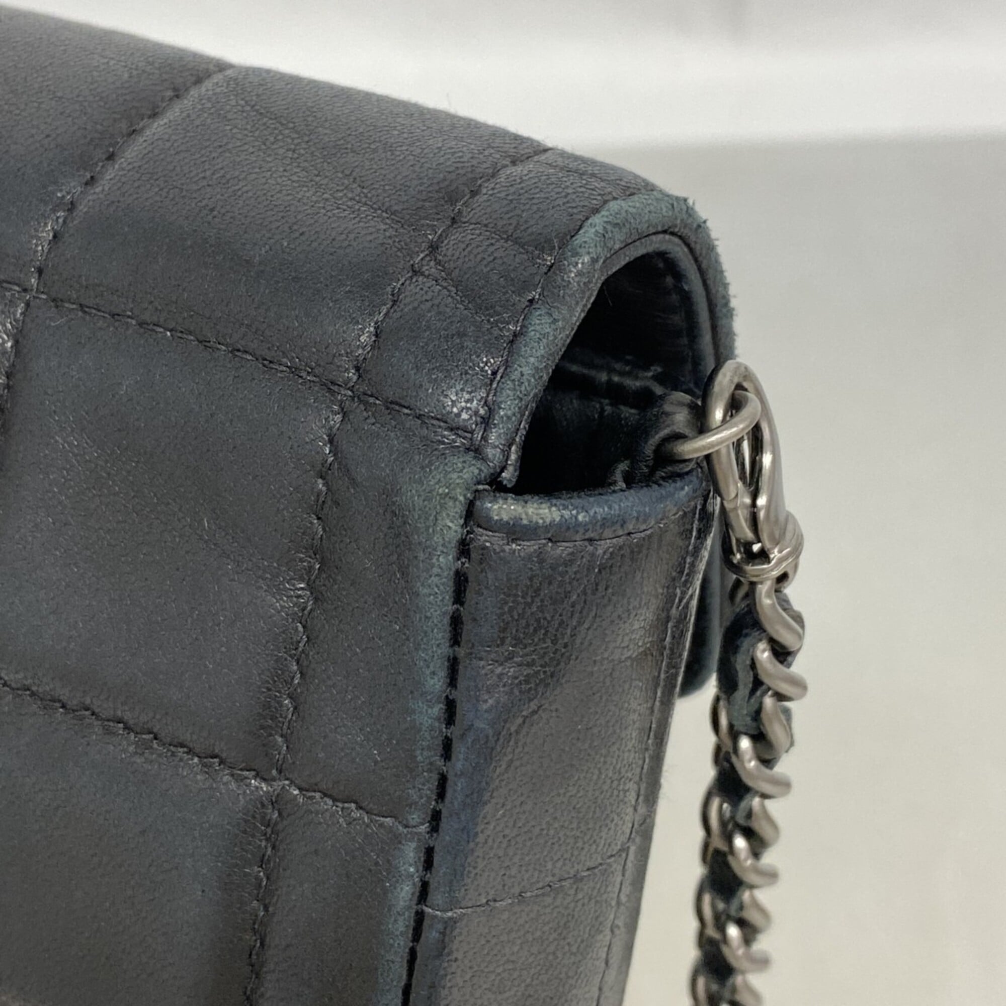 Chanel Black Leather Shoulder Bag (Pre-Owned)