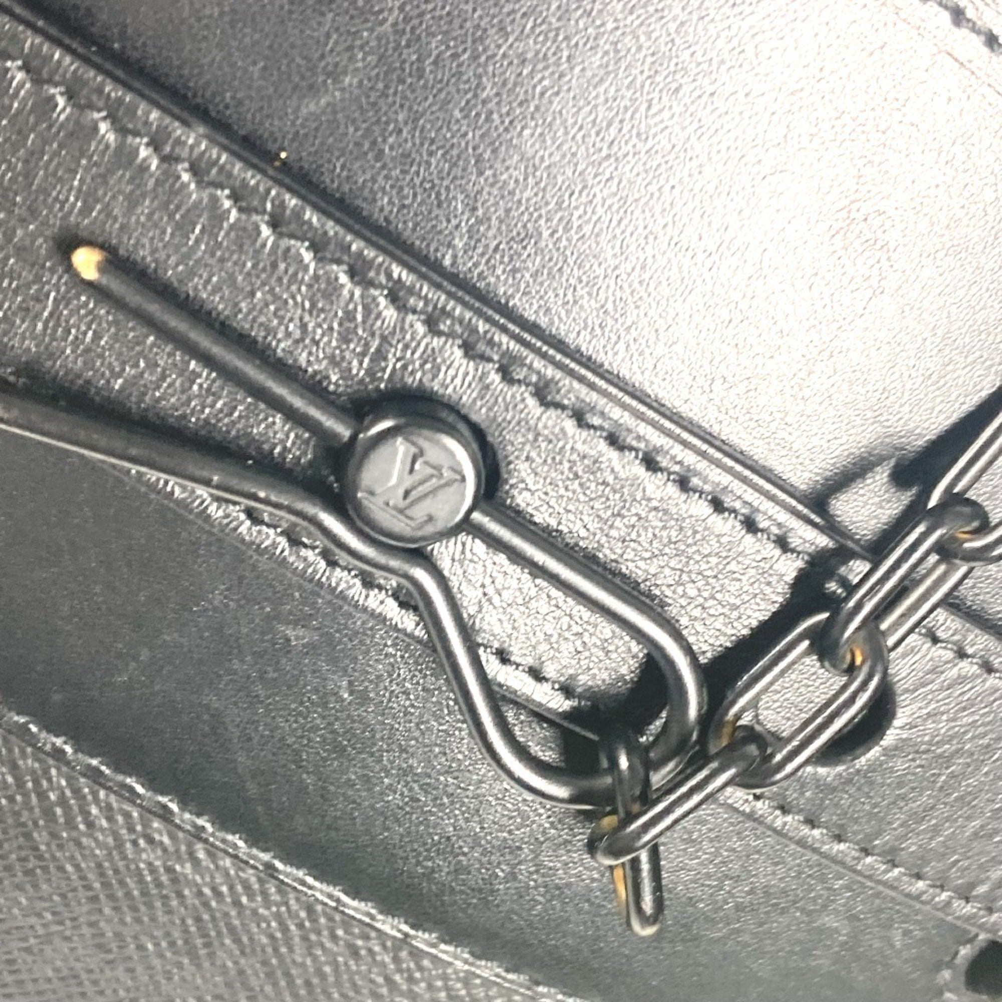 Louis Vuitton Black Taiga Leather Handbag Shoulder Bag (Pre-Owned)