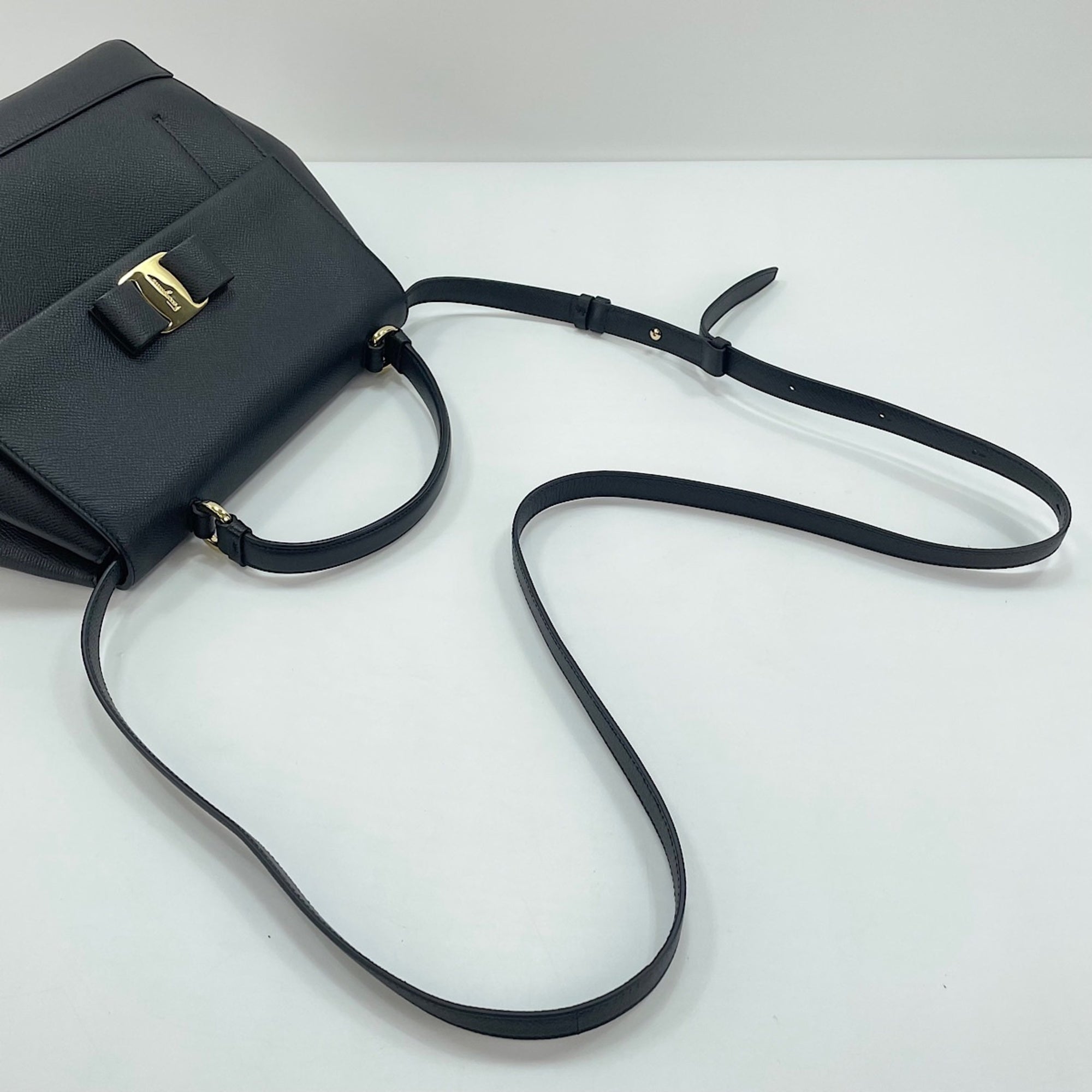 Salvatore Ferragamo Black Handbag (Pre-Owned)