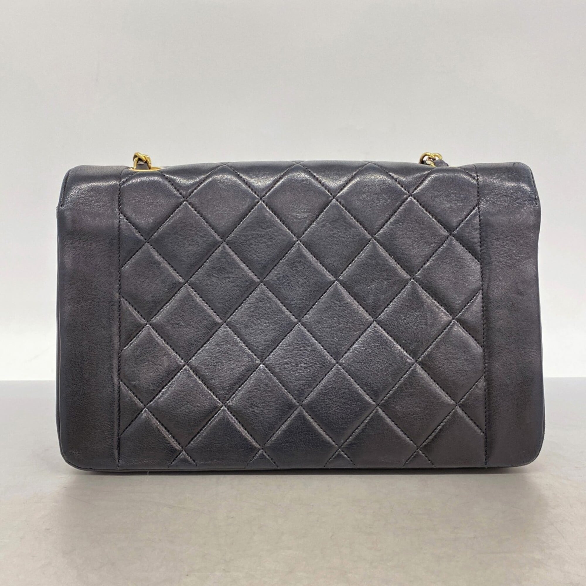 Chanel Black Leather Shoulder Bag (Pre-Owned)