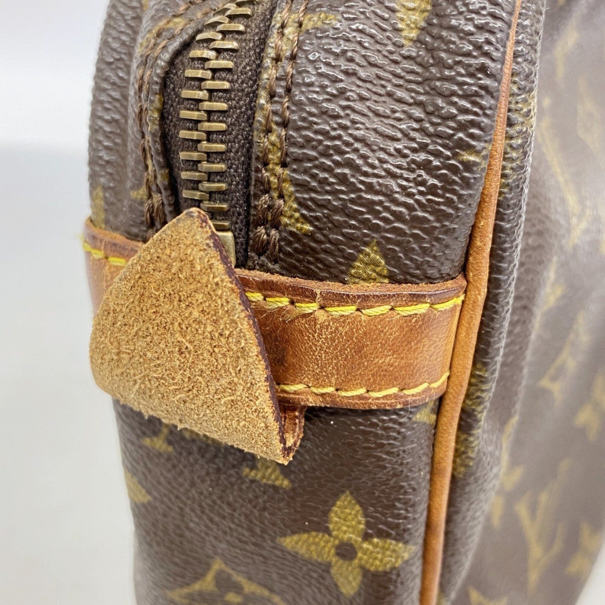 Louis Vuitton Brown Clutch Bag (Pre-Owned)