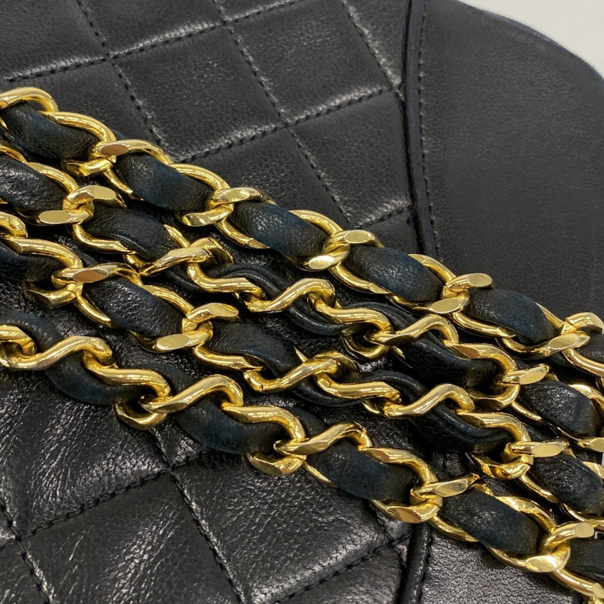 Chanel Black Leather Handbag (Pre-Owned)