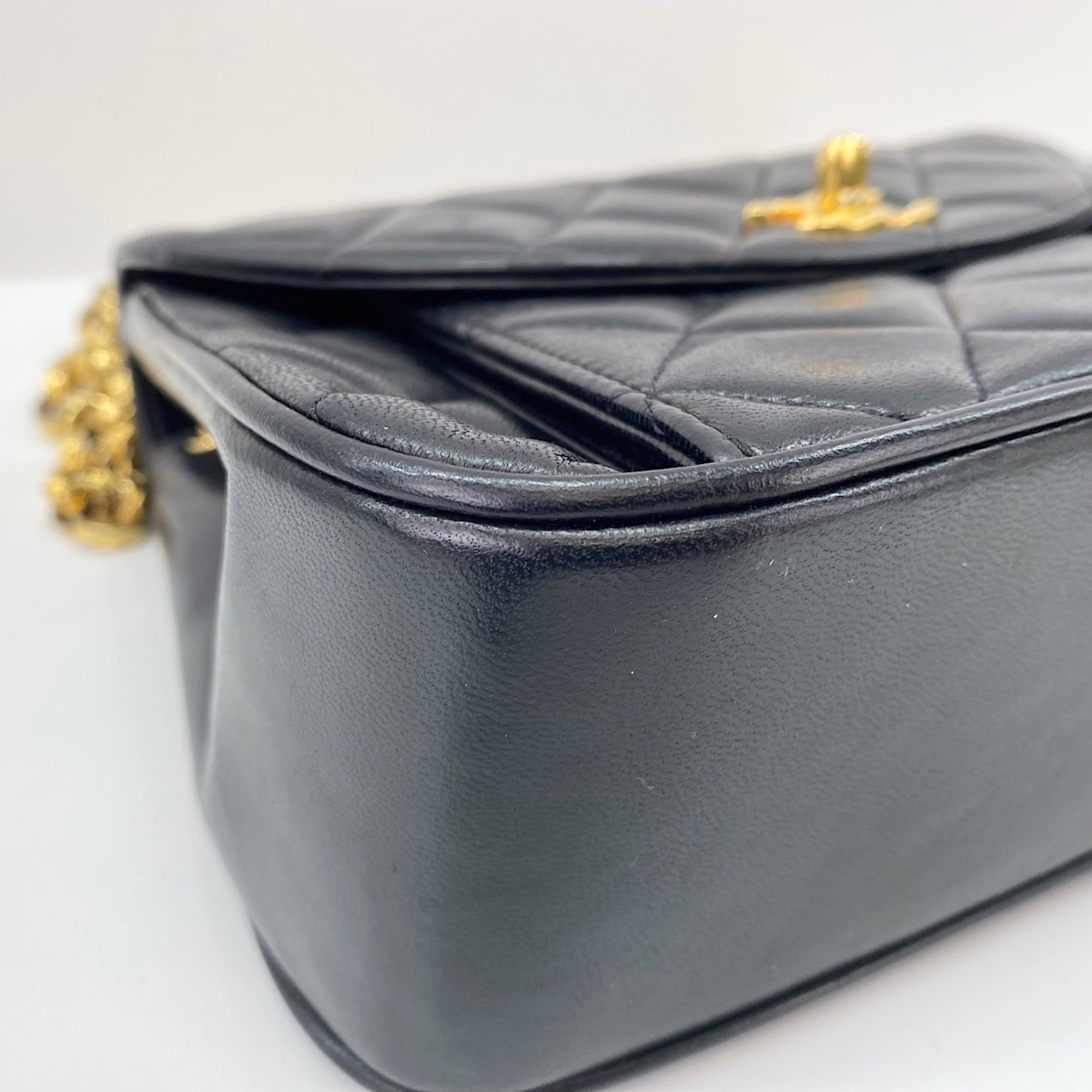 Chanel Black Shoulder Bag (Pre-Owned)