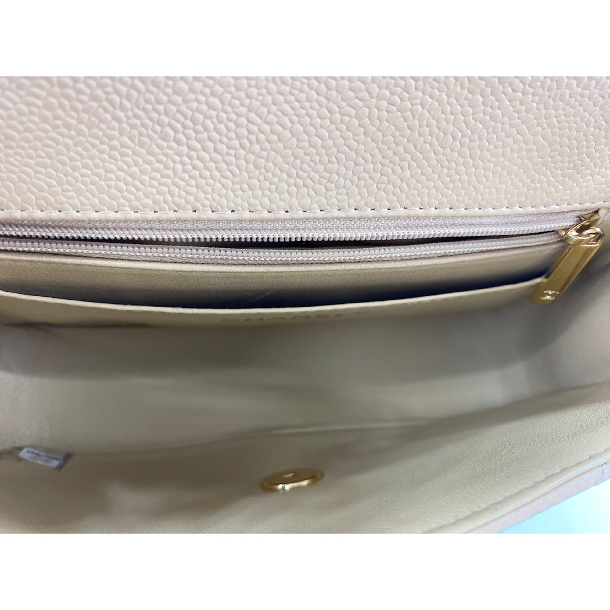 Chanel Beige Shoulder Bag (Pre-Owned)