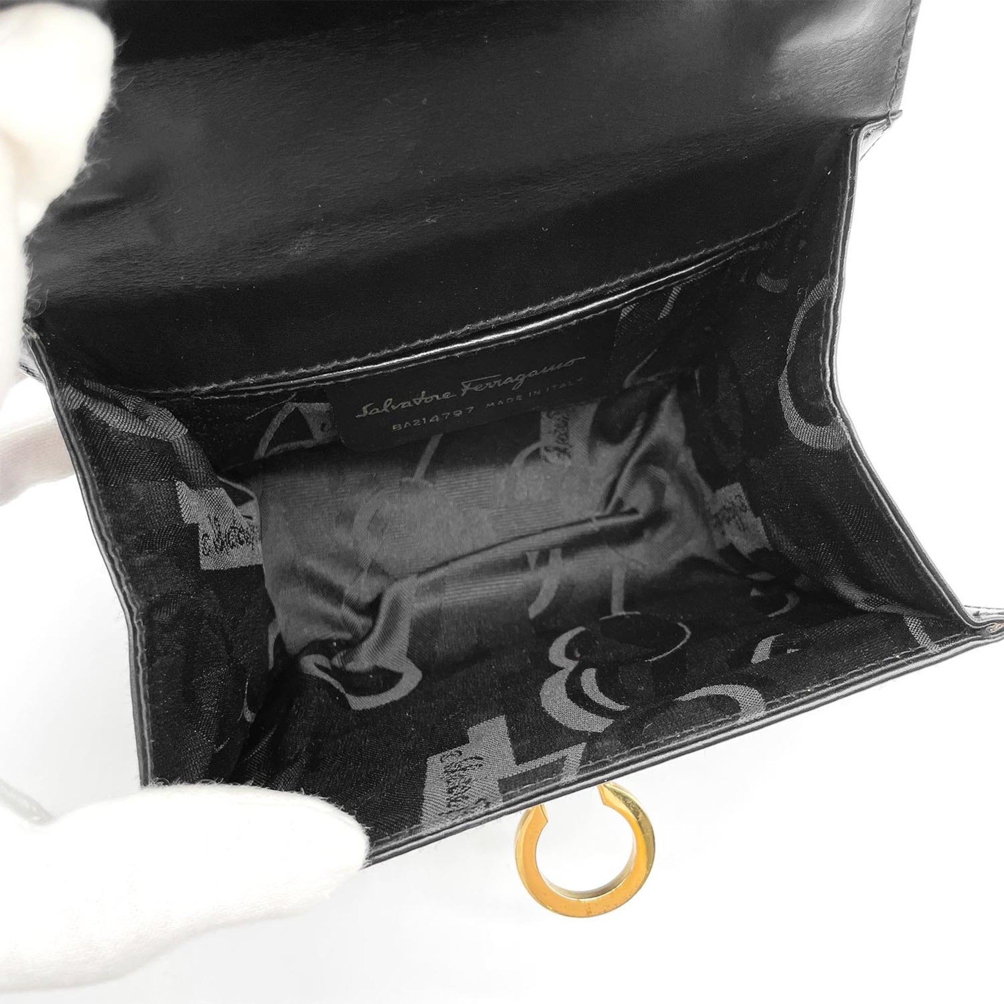 Salvatore Ferragamo Black Leather Shoulder Bag (Pre-Owned)