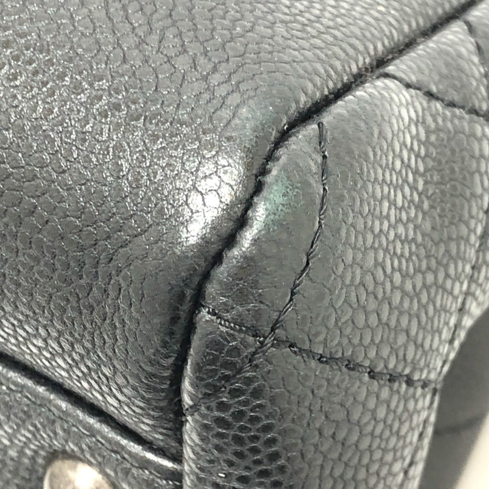 Chanel Black Leather Shoulder Bag (Pre-Owned)