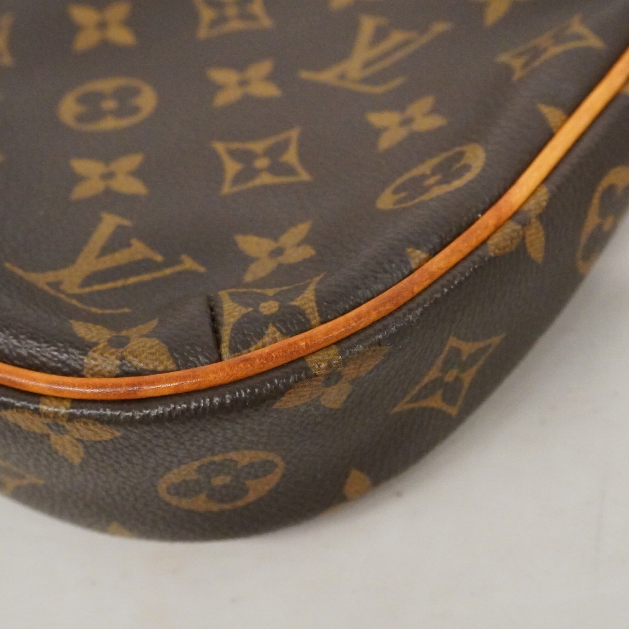 Louis Vuitton Brown Shoulder Bag (Pre-Owned)
