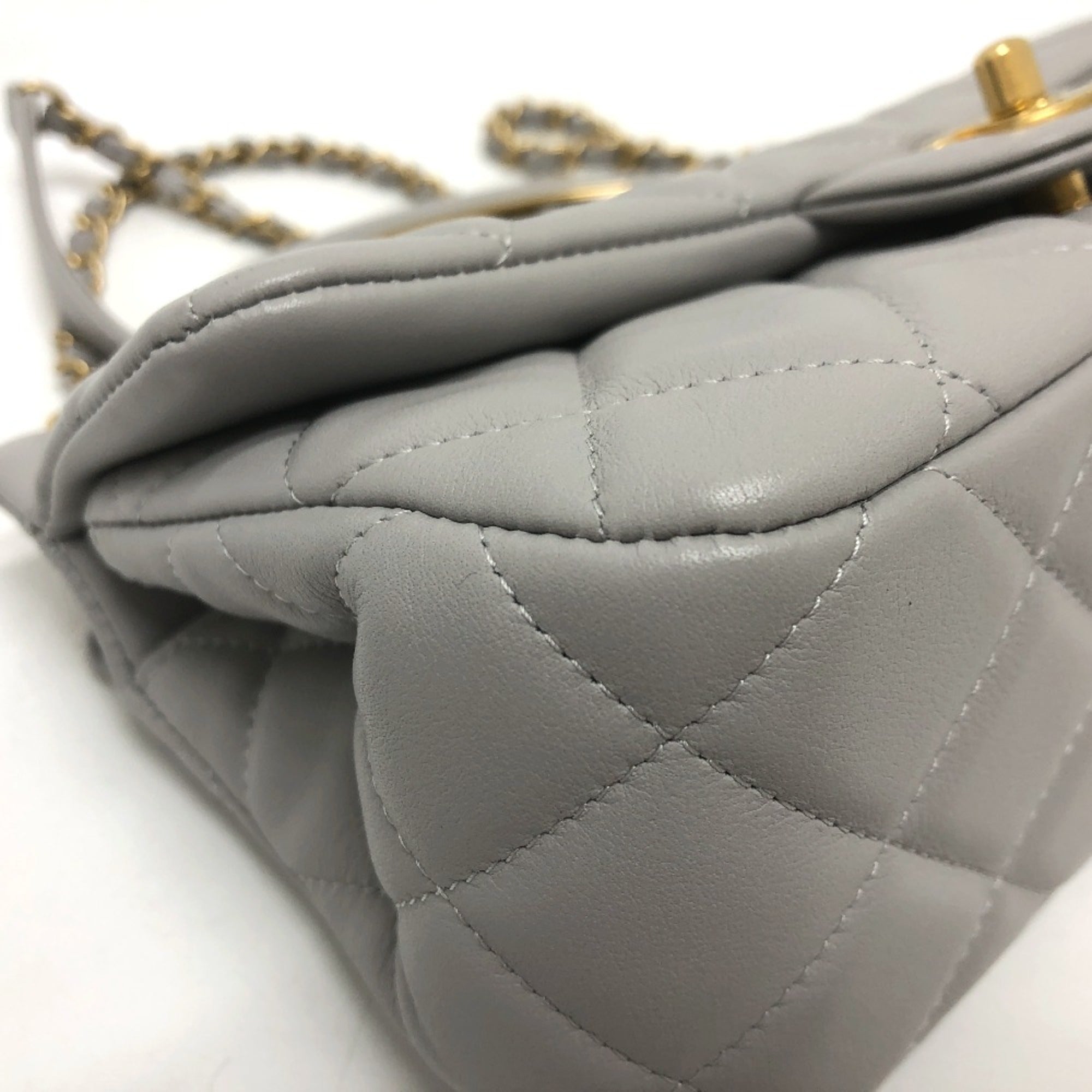 Chanel Gray Leather Shoulder Bag (Pre-Owned)