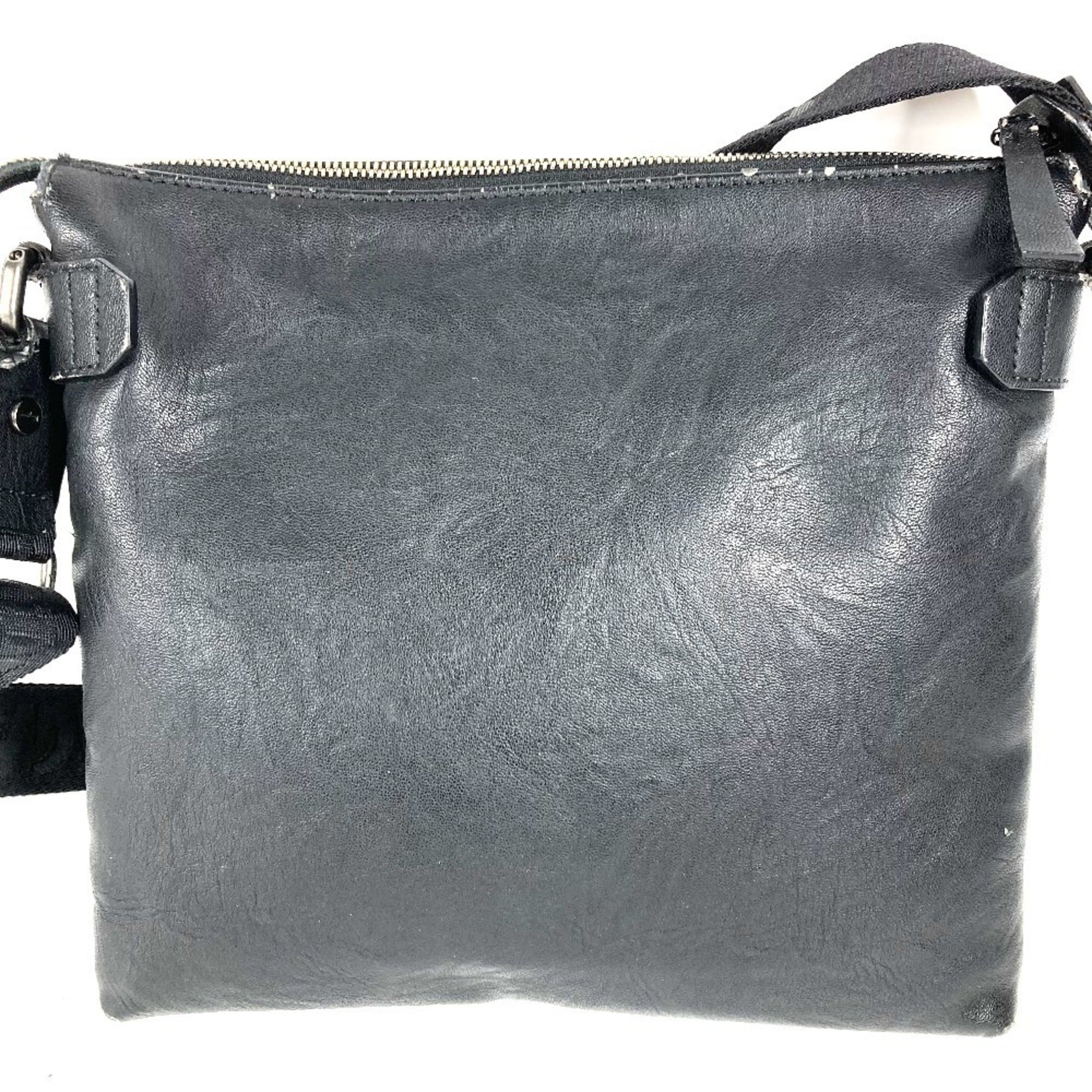 Salvatore Ferragamo Black Leather Shoulder Bag (Pre-Owned)