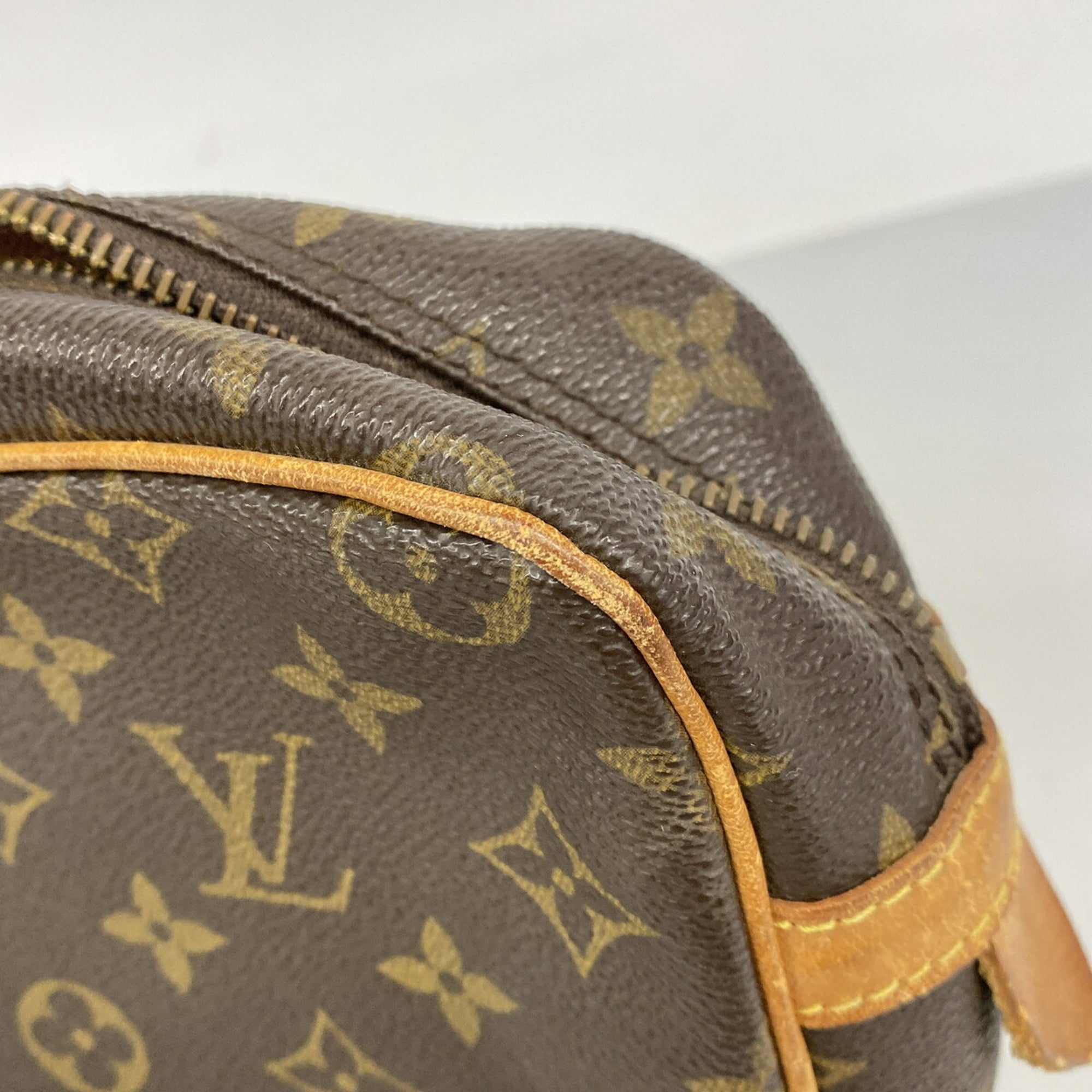 Louis Vuitton Brown Clutch Bag (Pre-Owned)