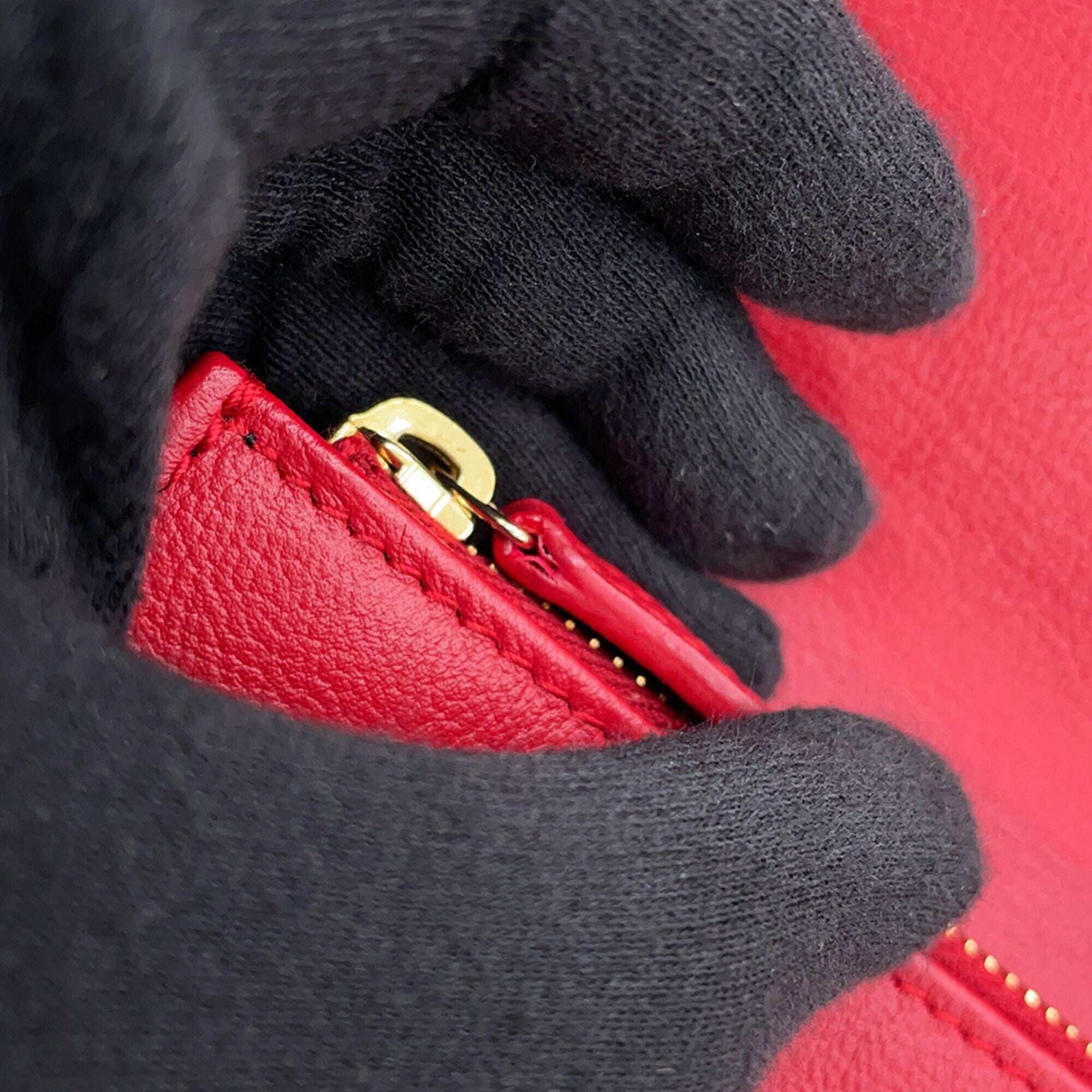 Yves Saint Laurent Red Color Leather Long Wallet (Bi-Fold) (Pre-Owned)