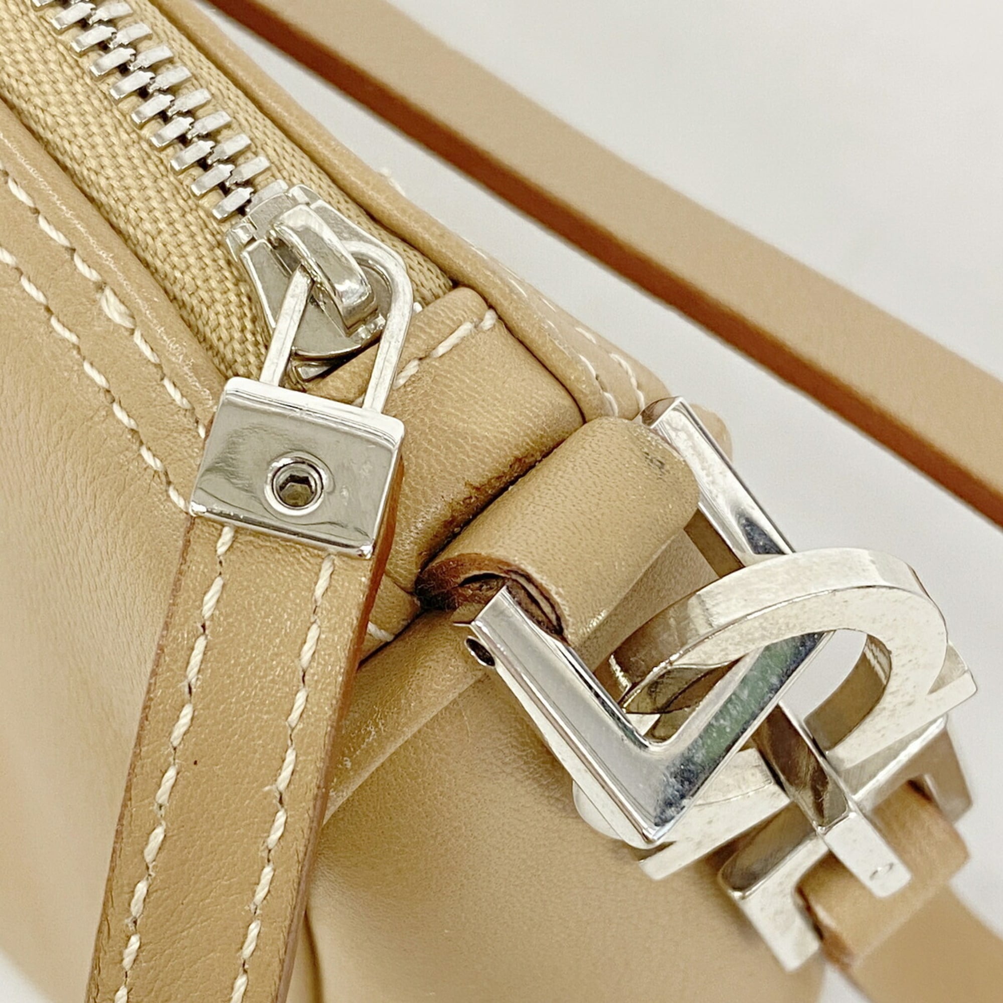 Salvatore Ferragamo Light Brown Leather Handbag (Pre-Owned)